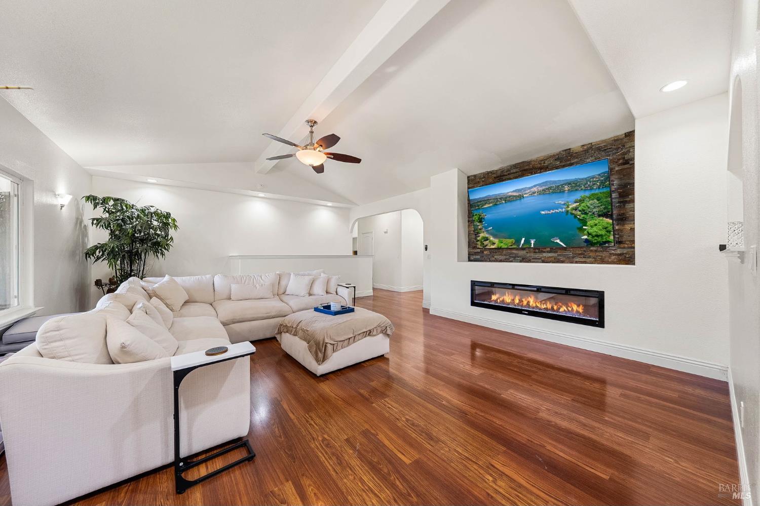 Detail Gallery Image 6 of 59 For 16189 Conestoga Rd, Hidden Valley Lake,  CA 95467 - 5 Beds | 3 Baths