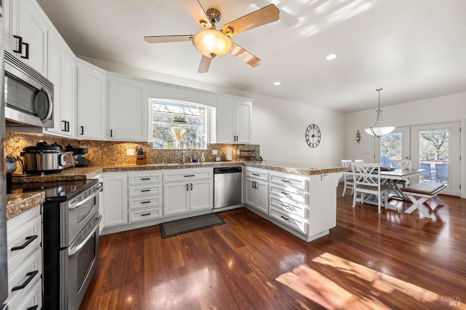 Detail Gallery Image 10 of 59 For 16189 Conestoga Rd, Hidden Valley Lake,  CA 95467 - 5 Beds | 3 Baths