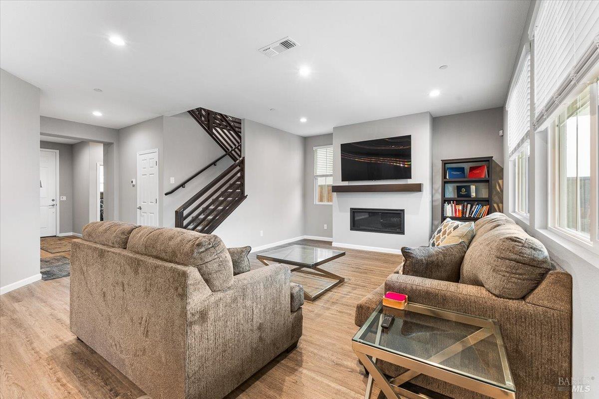 Detail Gallery Image 9 of 48 For 2180 Karen Pl, Rohnert Park,  CA 94928 - 4 Beds | 3 Baths