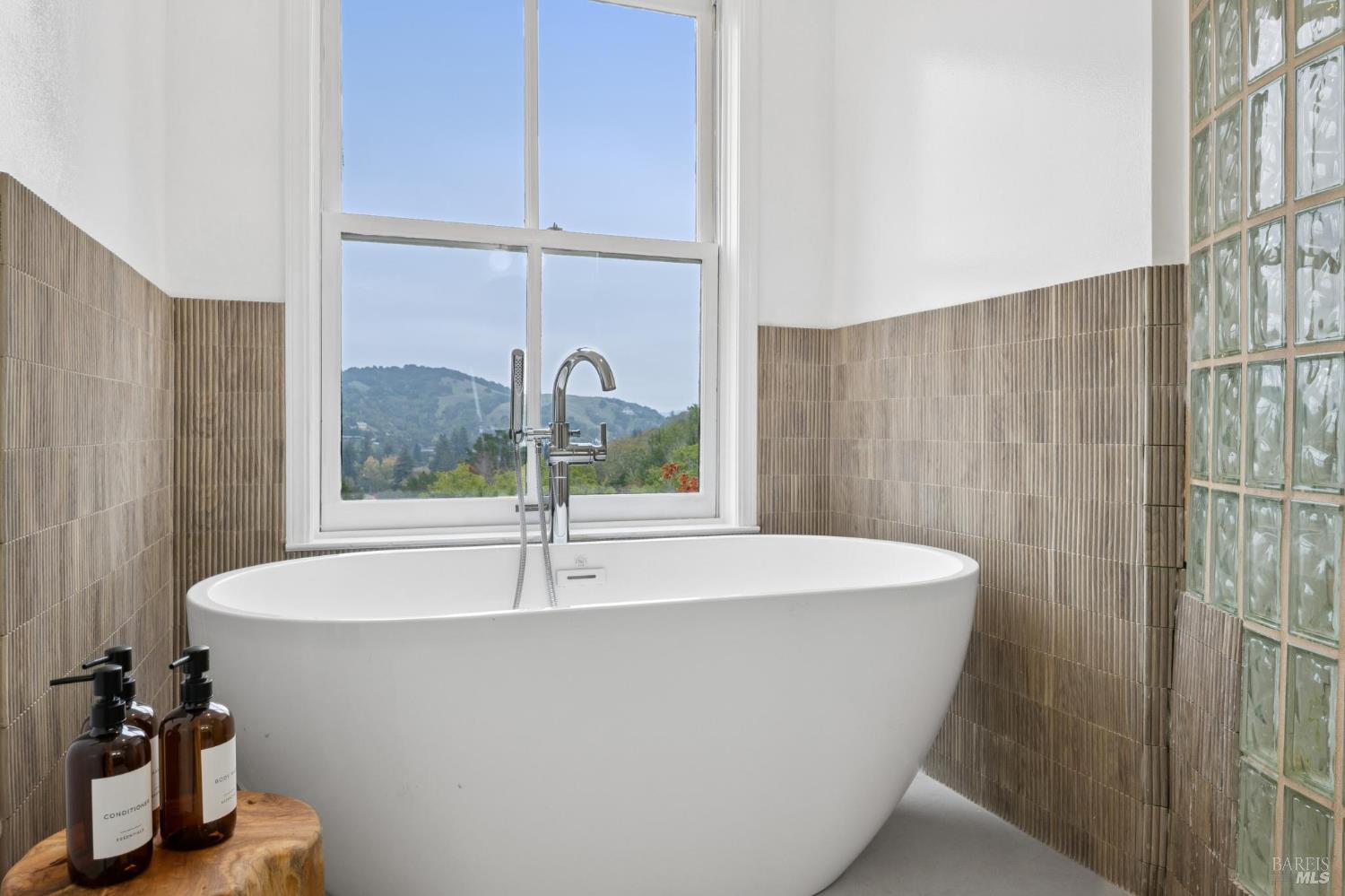 Detail Gallery Image 27 of 46 For 16 Dutch Valley Ln, San Anselmo,  CA 94960 - 4 Beds | 2 Baths