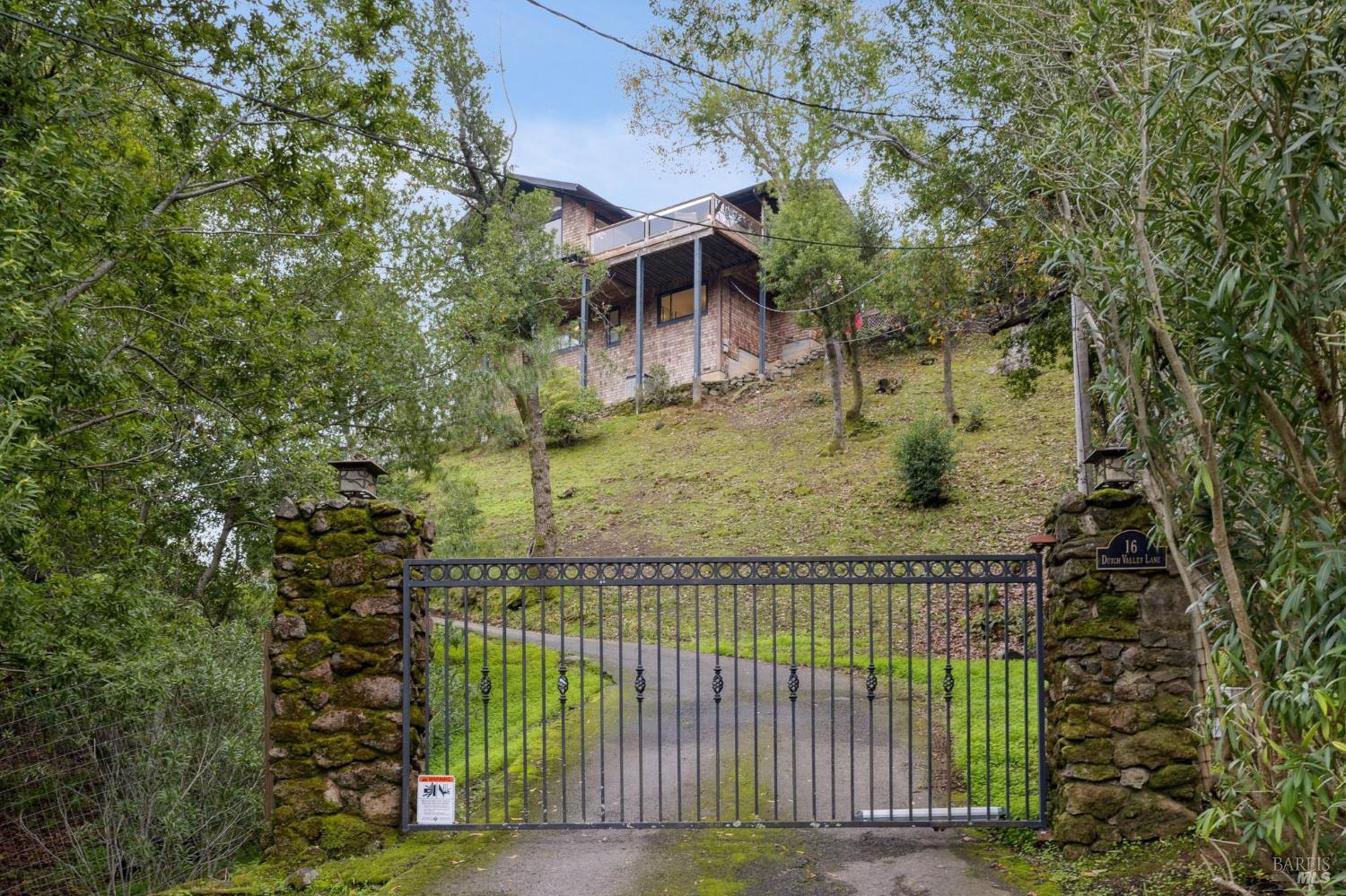 Detail Gallery Image 43 of 46 For 16 Dutch Valley Ln, San Anselmo,  CA 94960 - 4 Beds | 2 Baths