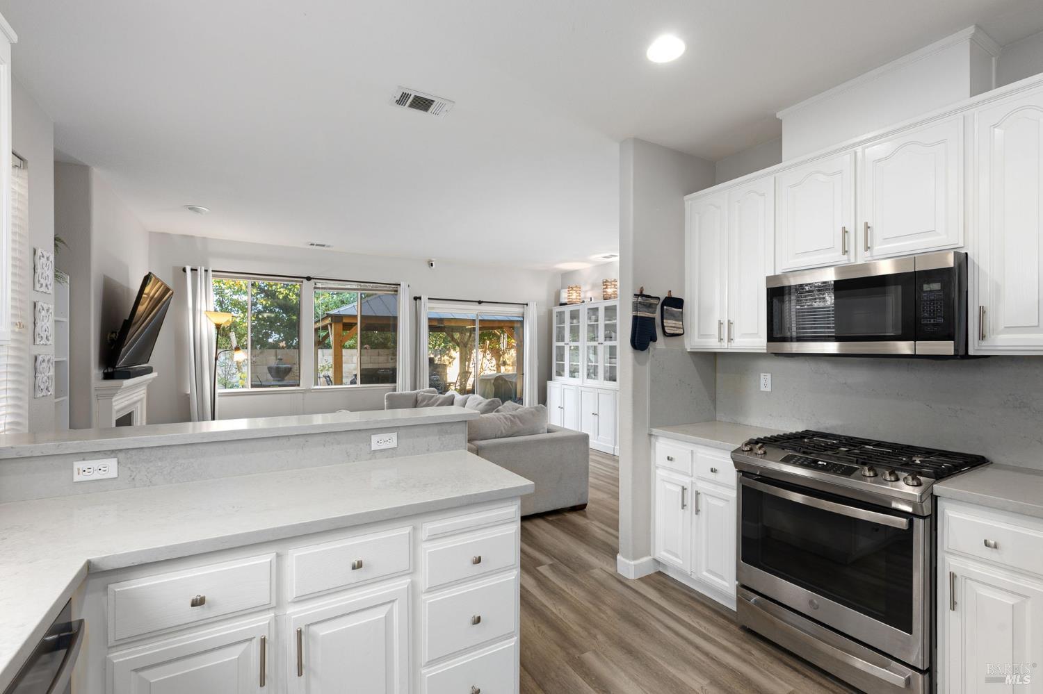 Detail Gallery Image 14 of 54 For 1049 Woodcrest Ct, Vacaville,  CA 95688 - 4 Beds | 3 Baths