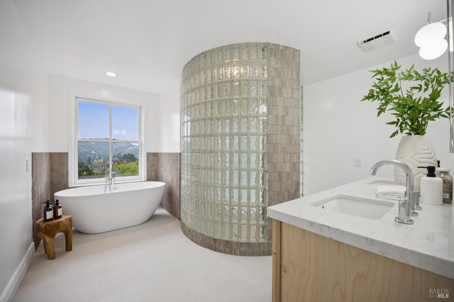 Detail Gallery Image 26 of 46 For 16 Dutch Valley Ln, San Anselmo,  CA 94960 - 4 Beds | 2 Baths