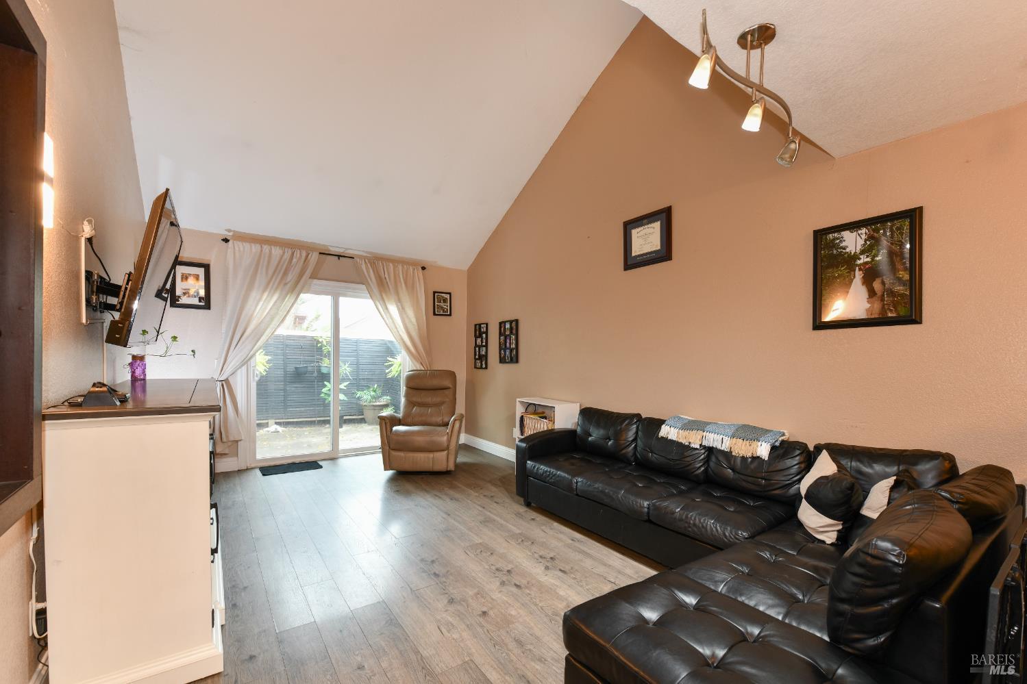 Detail Gallery Image 7 of 26 For 7755 Camino Colegio Dr, Rohnert Park,  CA 94928 - 2 Beds | 2 Baths