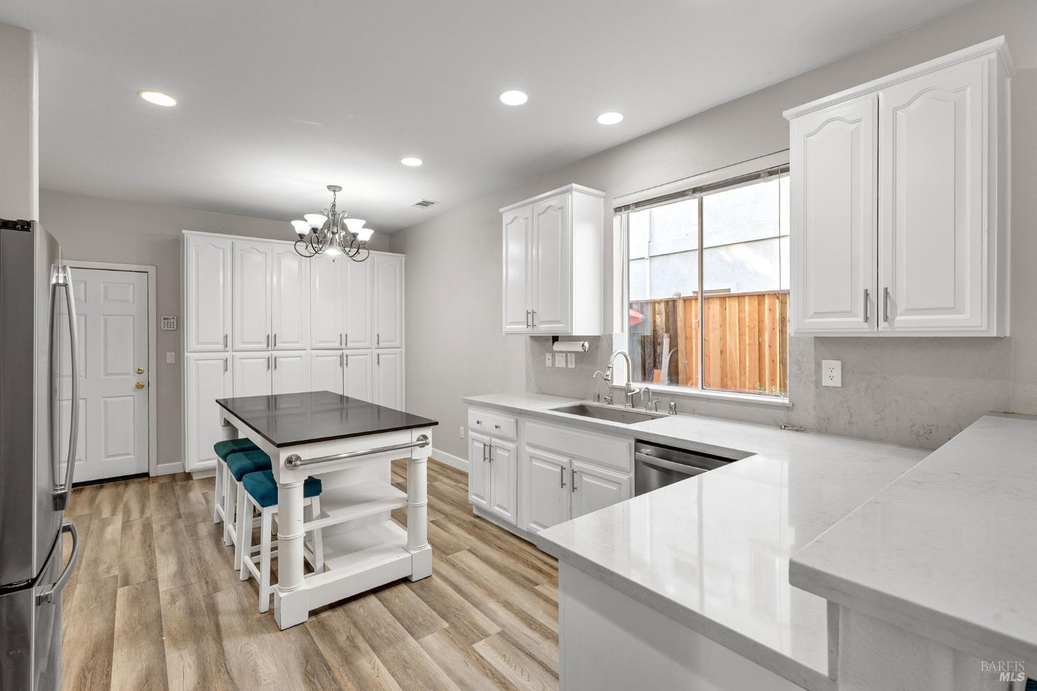 Detail Gallery Image 13 of 54 For 1049 Woodcrest Ct, Vacaville,  CA 95688 - 4 Beds | 3 Baths