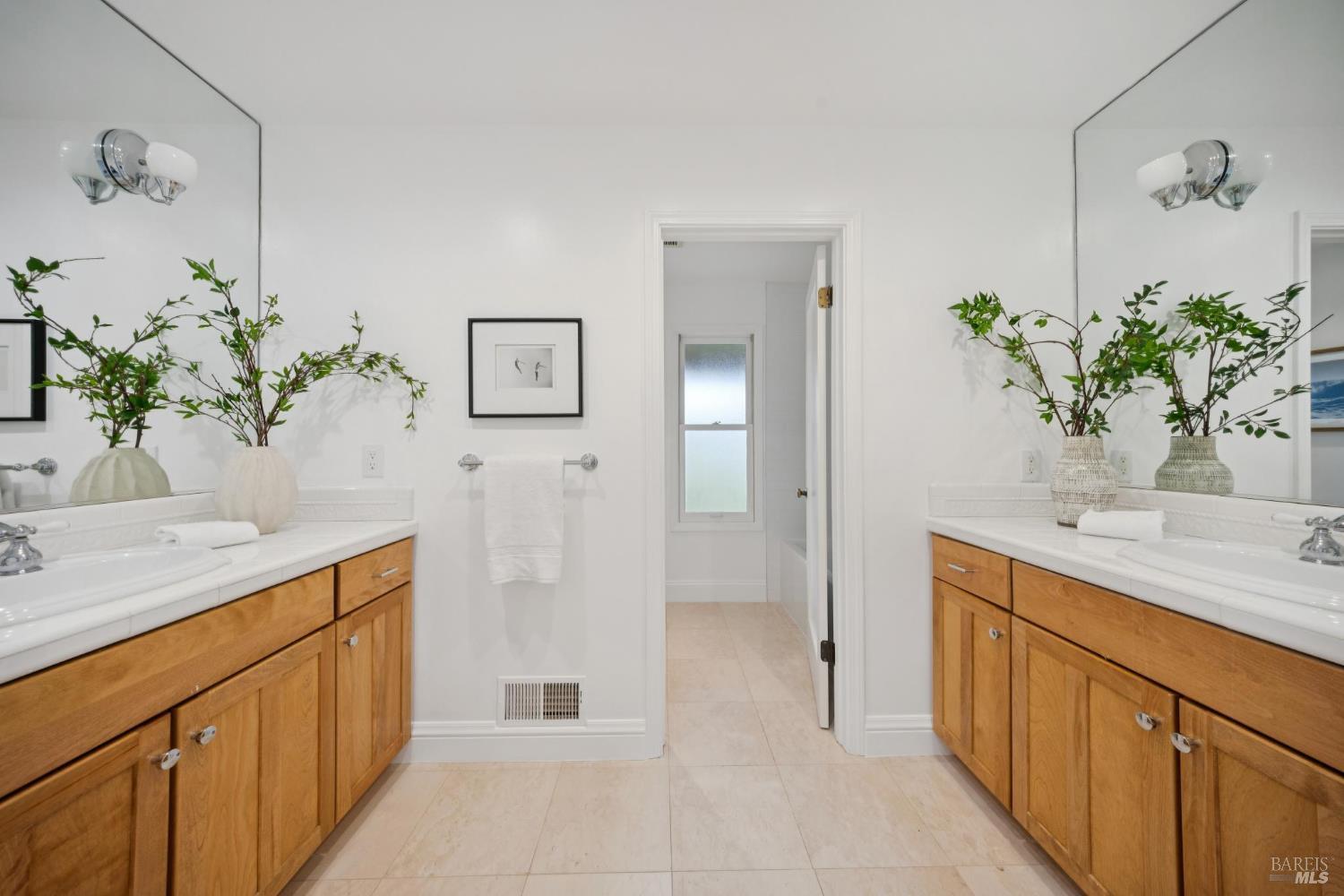 Detail Gallery Image 33 of 46 For 16 Dutch Valley Ln, San Anselmo,  CA 94960 - 4 Beds | 2 Baths