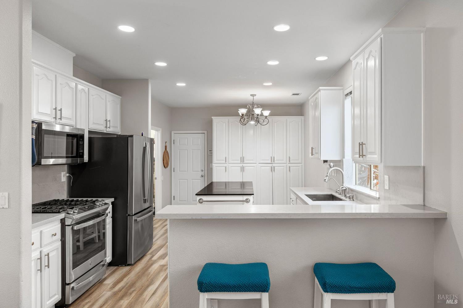 Detail Gallery Image 12 of 54 For 1049 Woodcrest Ct, Vacaville,  CA 95688 - 4 Beds | 3 Baths