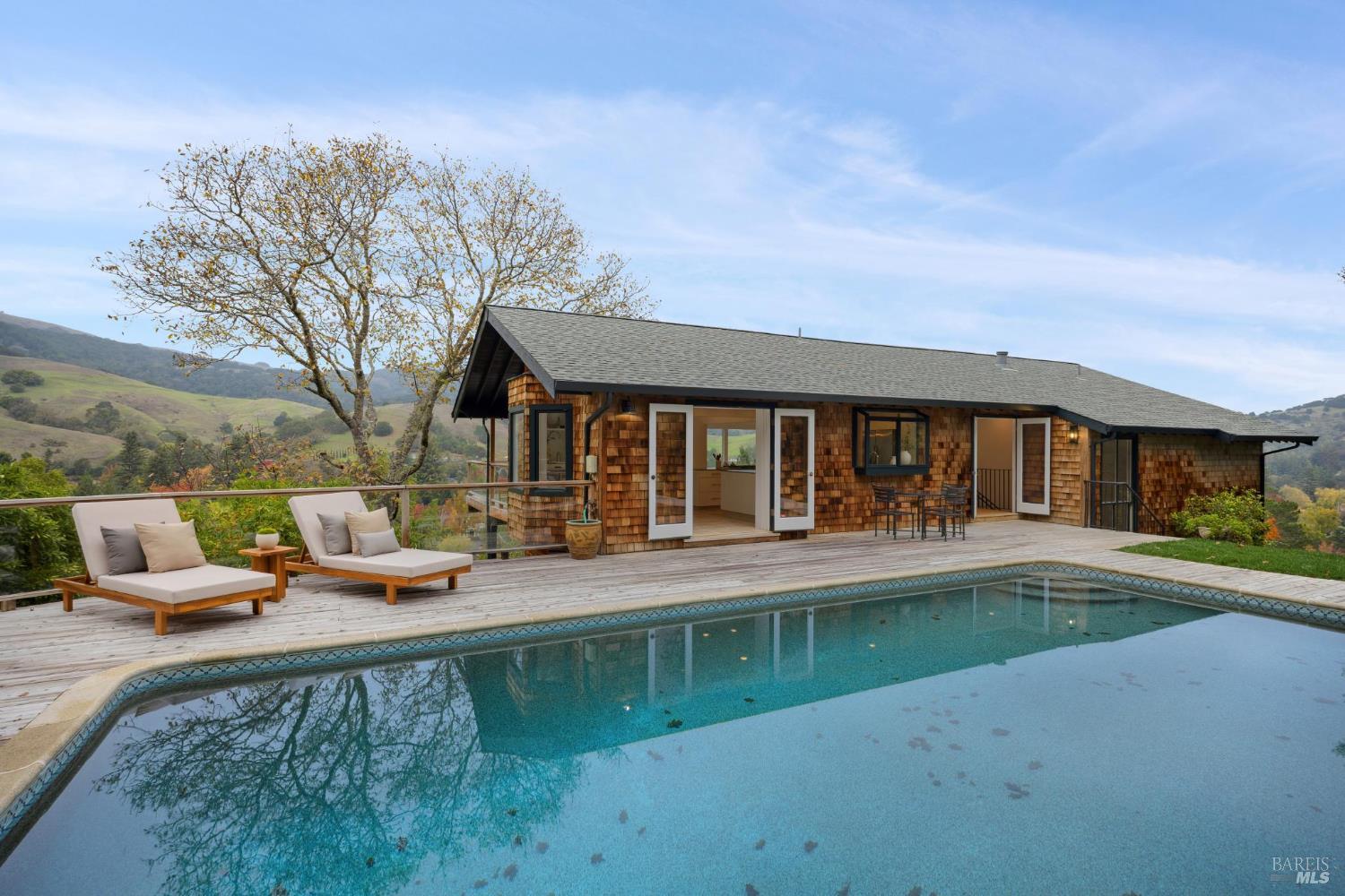 Detail Gallery Image 5 of 46 For 16 Dutch Valley Ln, San Anselmo,  CA 94960 - 4 Beds | 2 Baths