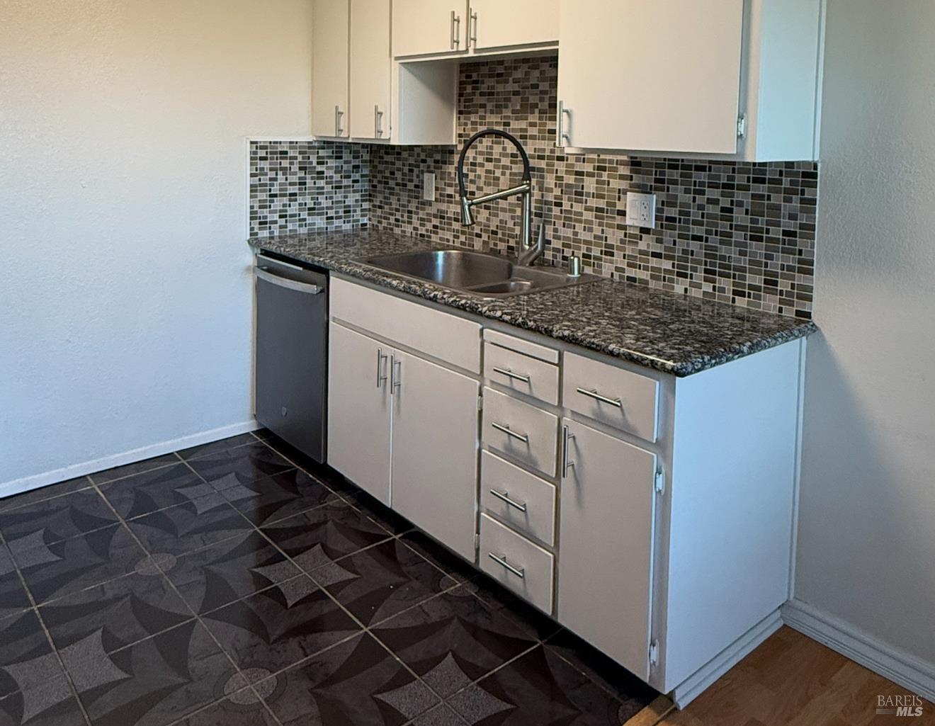 Detail Gallery Image 11 of 21 For 2754 Winding Ln, Antioch,  CA 94531 - 2 Beds | 2 Baths