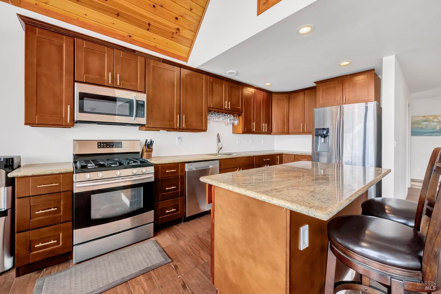 Detail Gallery Image 11 of 42 For 5798 Sunrise Dr, Lower Lake,  CA 94547 - 4 Beds | 3 Baths