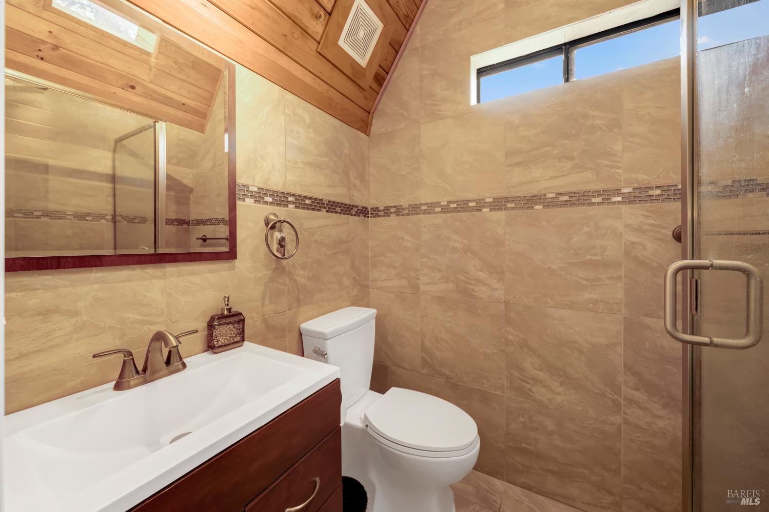 Detail Gallery Image 20 of 42 For 5798 Sunrise Dr, Lower Lake,  CA 94547 - 4 Beds | 3 Baths