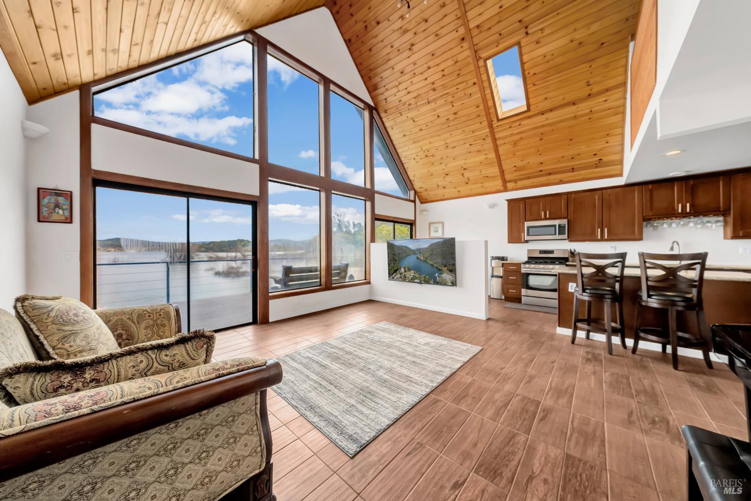 Detail Gallery Image 8 of 42 For 5798 Sunrise Dr, Lower Lake,  CA 94547 - 4 Beds | 3 Baths