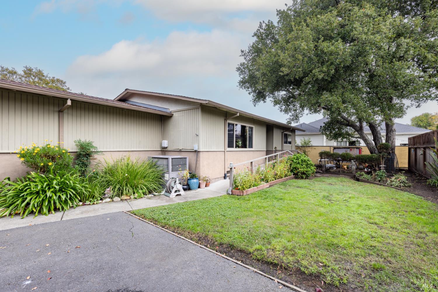 Detail Gallery Image 8 of 19 For 2030 W Pueblo Ave, Napa,  CA 94558 - 3 Beds | 2 Baths