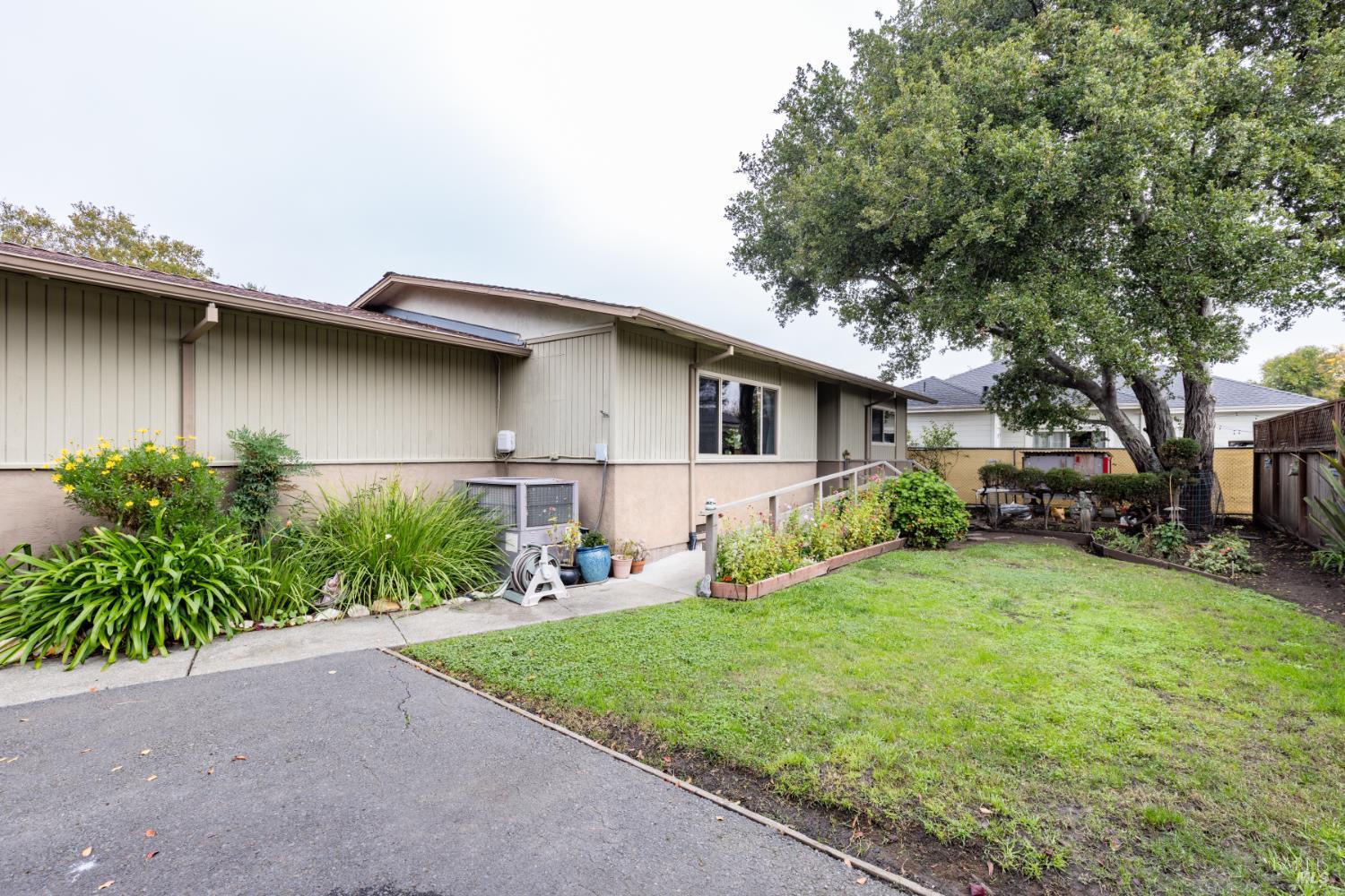 Detail Gallery Image 4 of 19 For 2030 W Pueblo Ave, Napa,  CA 94558 - 3 Beds | 2 Baths