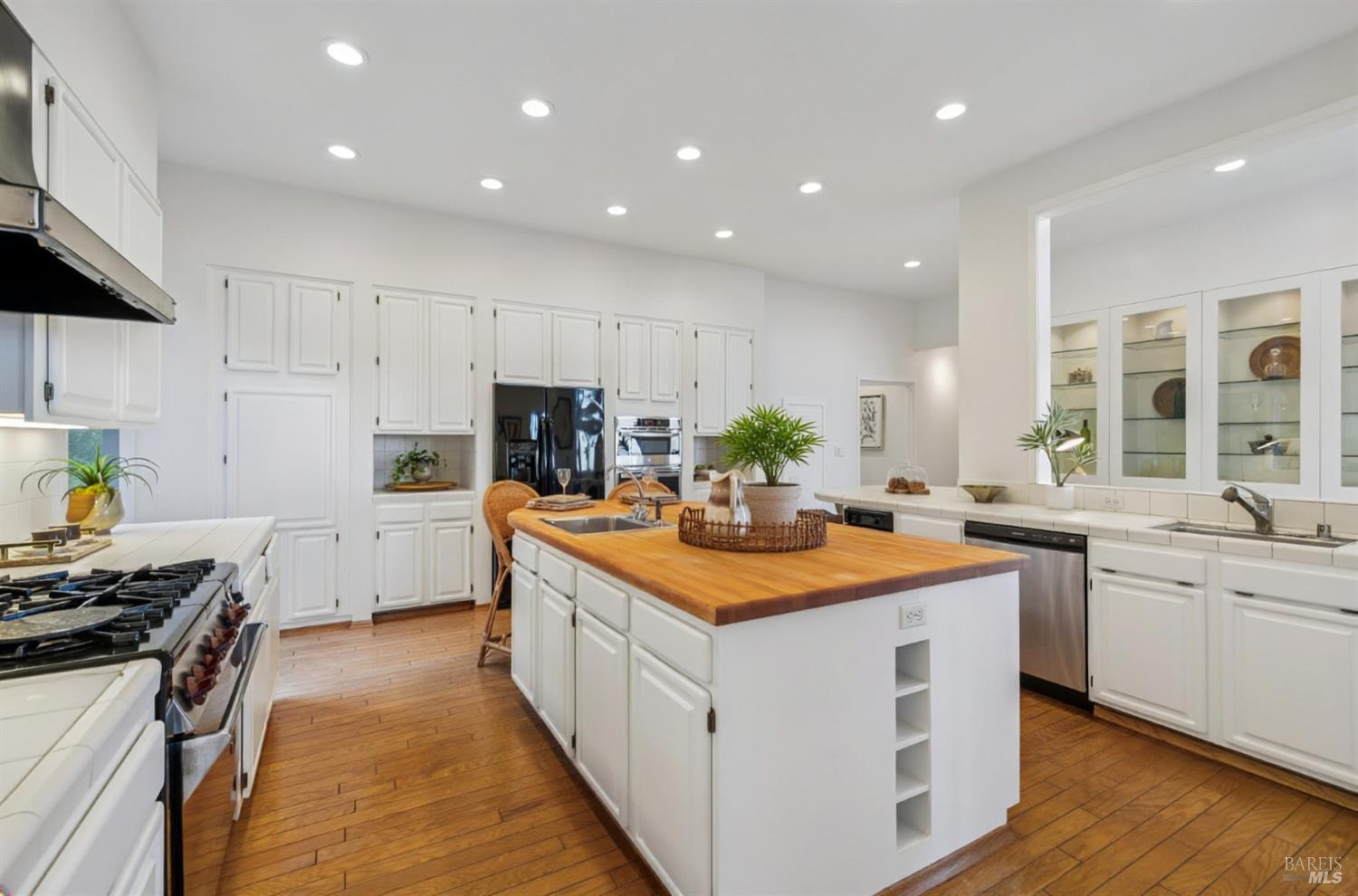 Detail Gallery Image 9 of 50 For 25 Oakhurst Rd, San Rafael,  CA 94901 - 4 Beds | 4 Baths