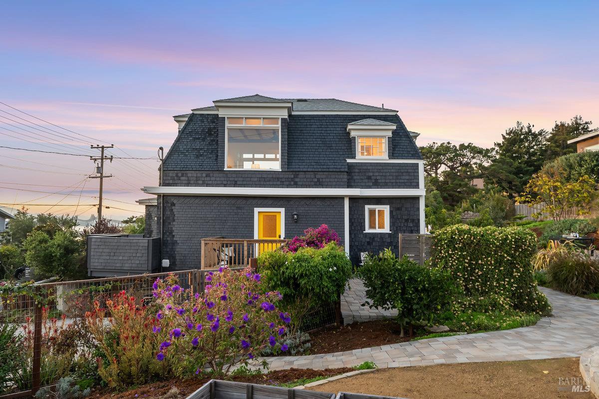 Detail Gallery Image 4 of 95 For 700 Ocean Ave, Richmond,  CA 94801 - 3 Beds | 2/1 Baths