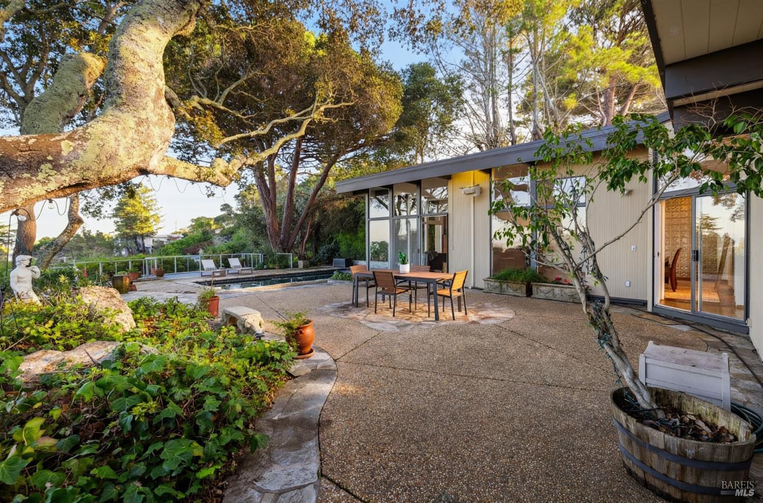 Detail Gallery Image 33 of 50 For 25 Oakhurst Rd, San Rafael,  CA 94901 - 4 Beds | 4 Baths