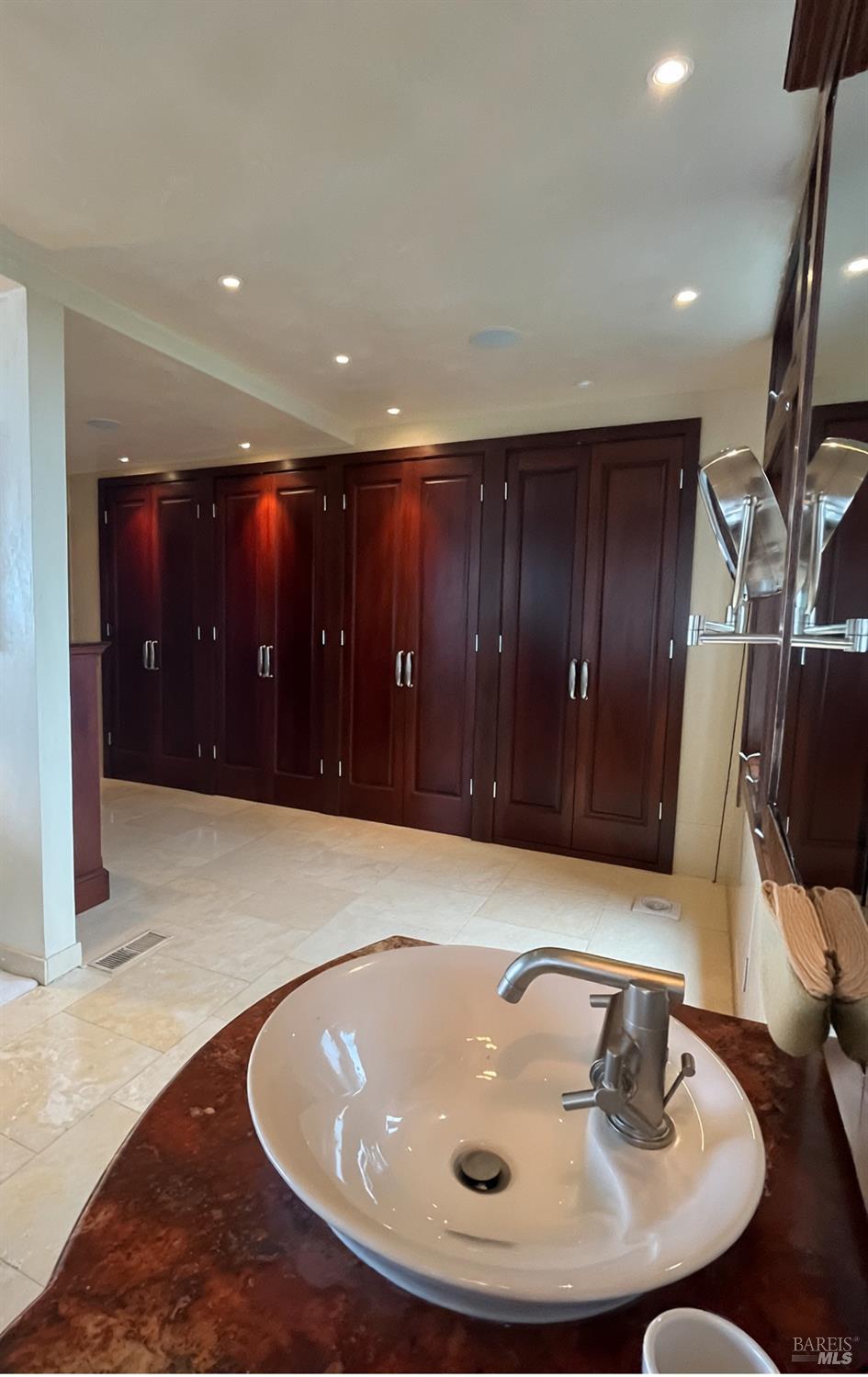 Detail Gallery Image 22 of 50 For 25 Oakhurst Rd, San Rafael,  CA 94901 - 4 Beds | 4 Baths