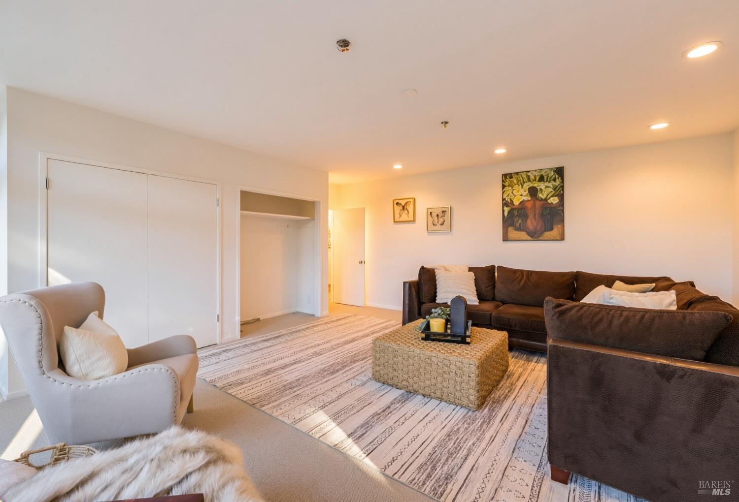 Detail Gallery Image 13 of 50 For 25 Oakhurst Rd, San Rafael,  CA 94901 - 4 Beds | 4 Baths