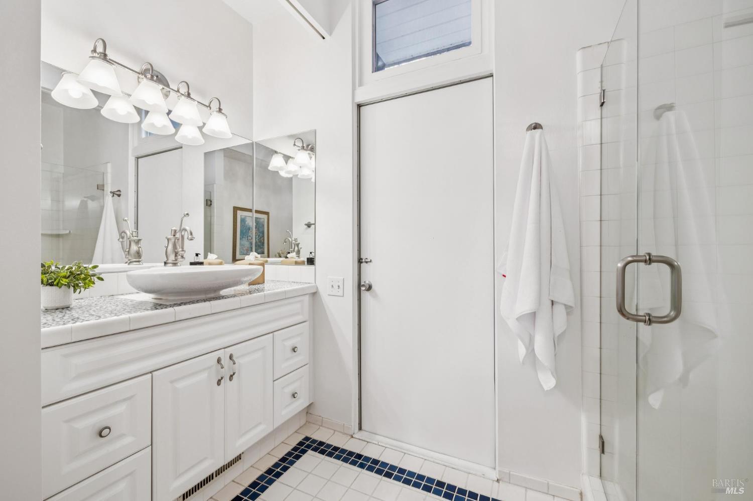 Detail Gallery Image 27 of 50 For 25 Oakhurst Rd, San Rafael,  CA 94901 - 4 Beds | 4 Baths