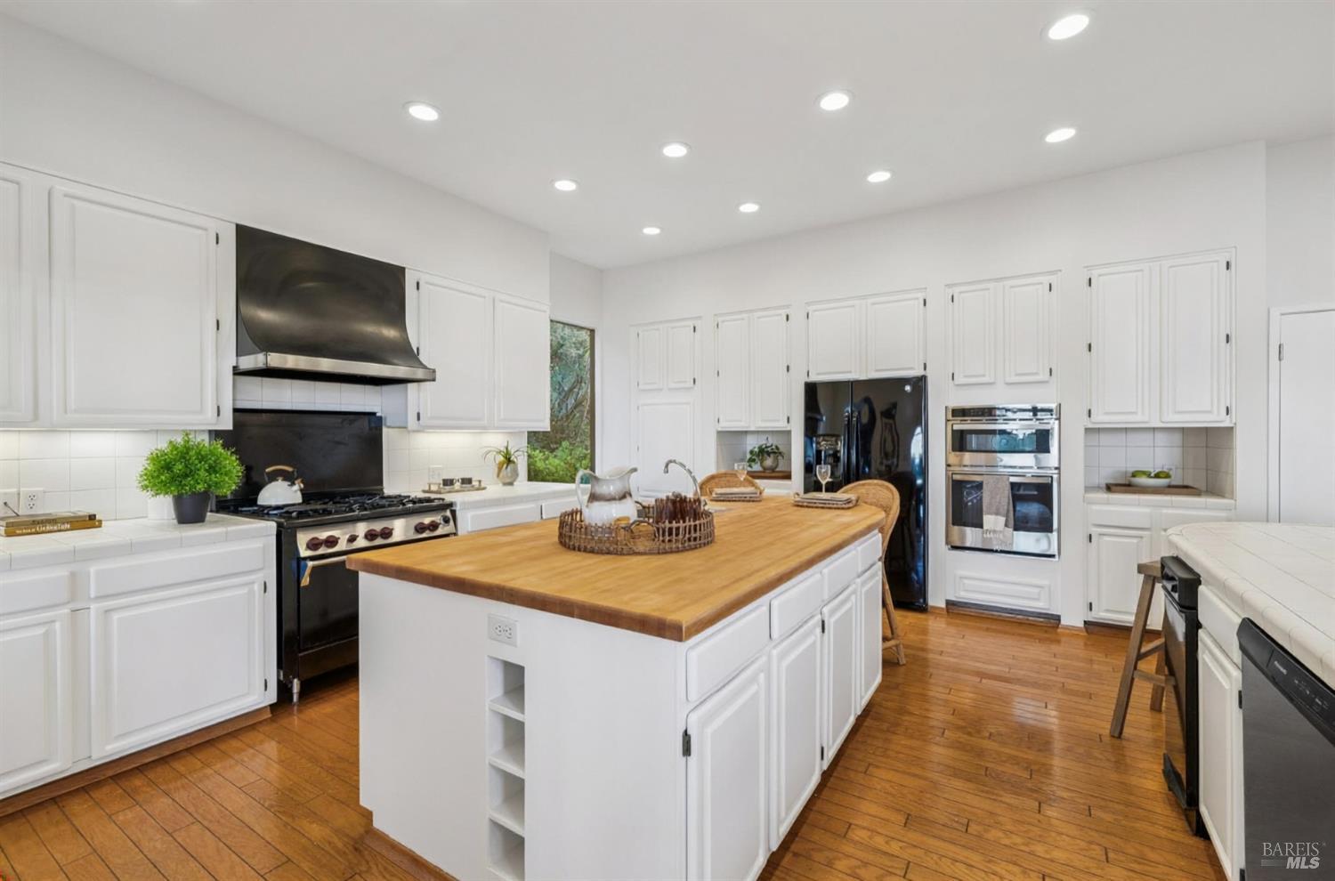 Detail Gallery Image 10 of 50 For 25 Oakhurst Rd, San Rafael,  CA 94901 - 4 Beds | 4 Baths