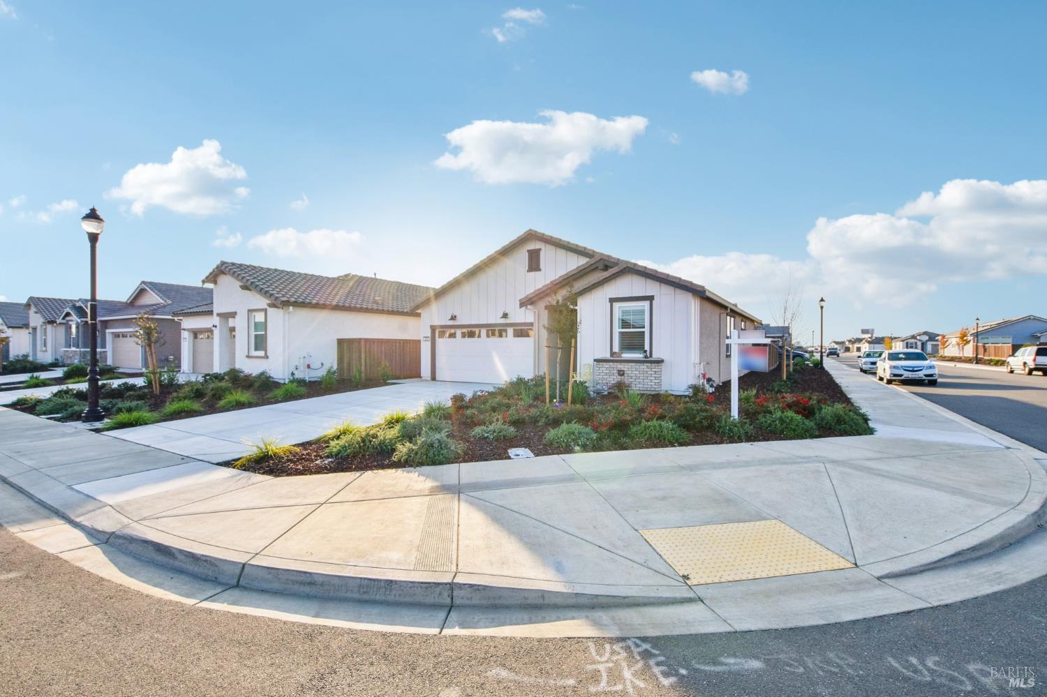 Detail Gallery Image 2 of 36 For 300 White Owl St, Dixon,  CA 95620 - 2 Beds | 2 Baths