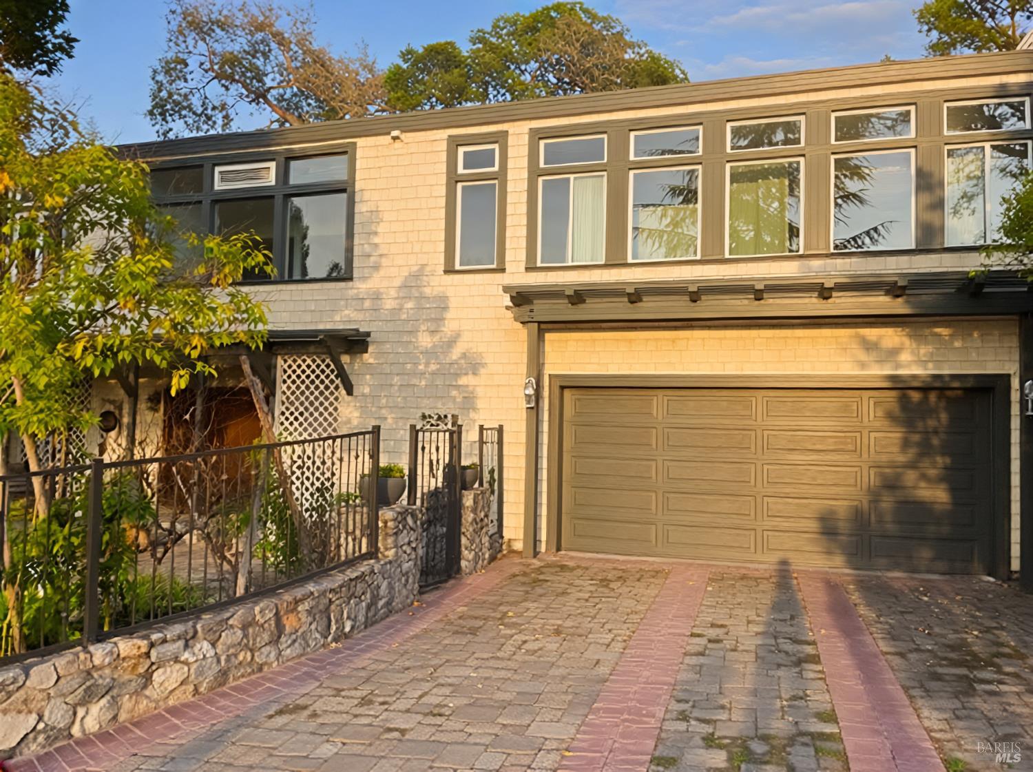 Detail Gallery Image 2 of 50 For 25 Oakhurst Rd, San Rafael,  CA 94901 - 4 Beds | 4 Baths