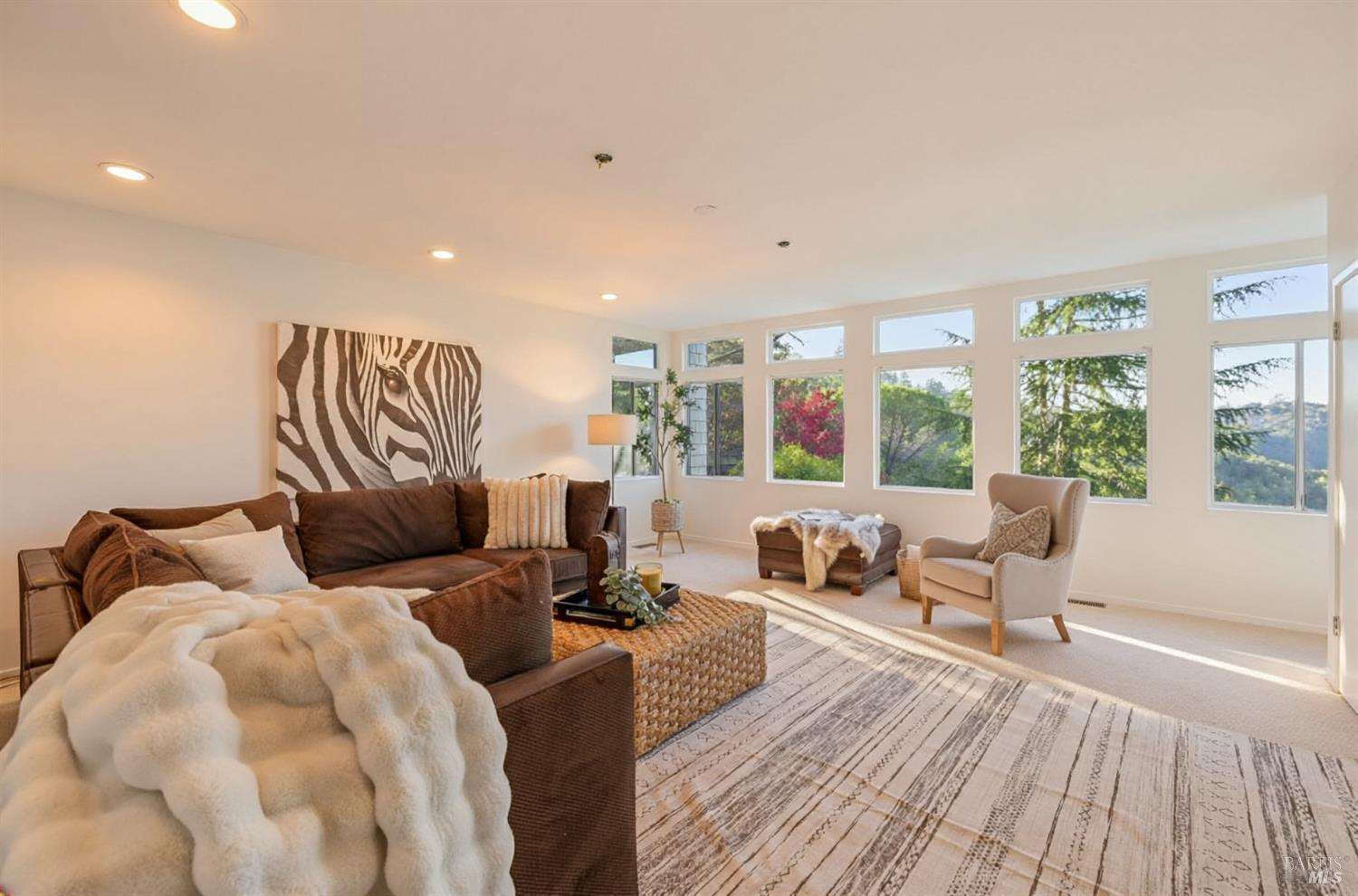 Detail Gallery Image 12 of 50 For 25 Oakhurst Rd, San Rafael,  CA 94901 - 4 Beds | 4 Baths