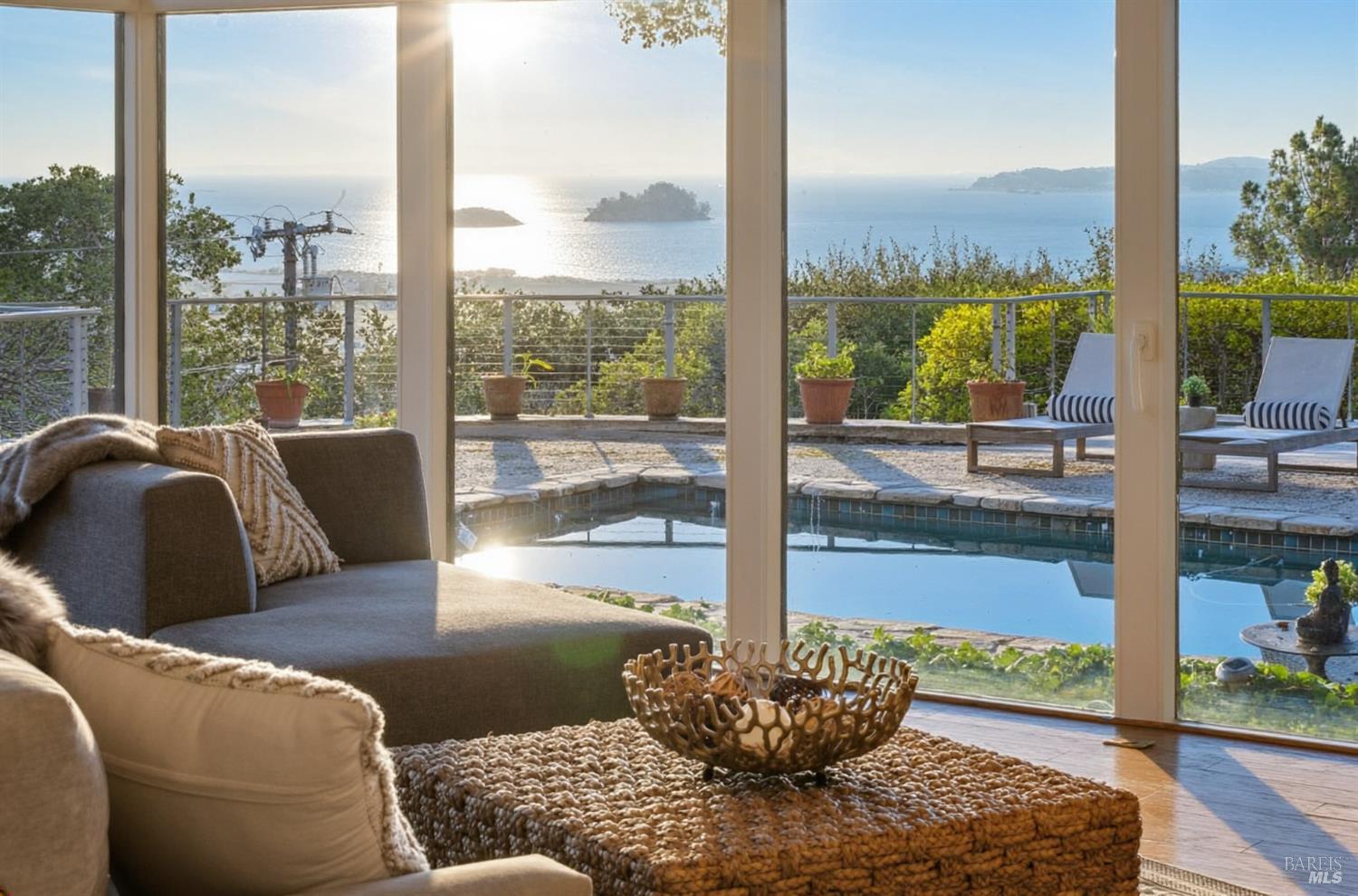 Detail Gallery Image 6 of 50 For 25 Oakhurst Rd, San Rafael,  CA 94901 - 4 Beds | 4 Baths