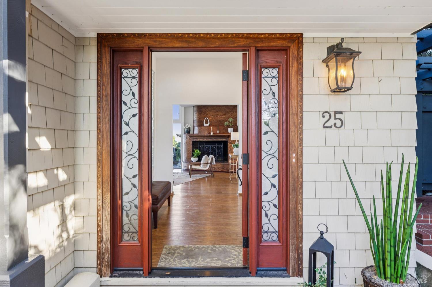 Detail Gallery Image 4 of 50 For 25 Oakhurst Rd, San Rafael,  CA 94901 - 4 Beds | 4 Baths