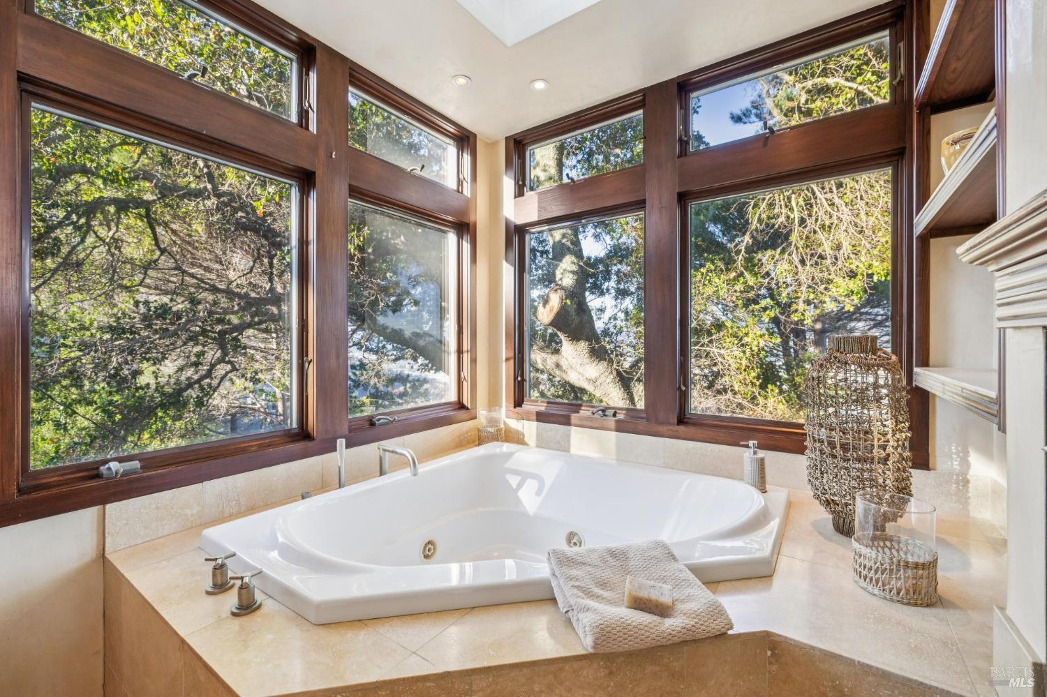 Detail Gallery Image 23 of 50 For 25 Oakhurst Rd, San Rafael,  CA 94901 - 4 Beds | 4 Baths