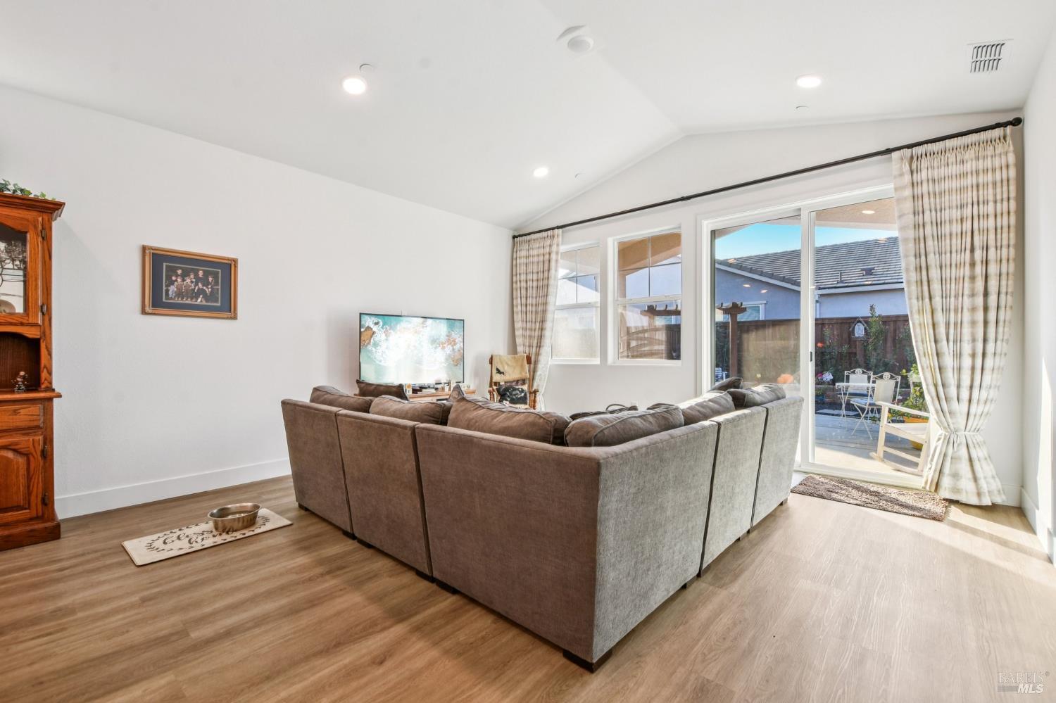 Detail Gallery Image 5 of 36 For 300 White Owl St, Dixon,  CA 95620 - 2 Beds | 2 Baths