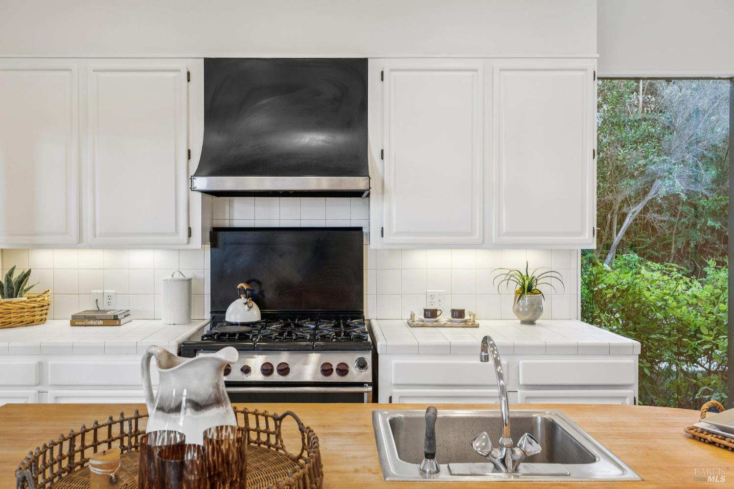 Detail Gallery Image 11 of 50 For 25 Oakhurst Rd, San Rafael,  CA 94901 - 4 Beds | 4 Baths