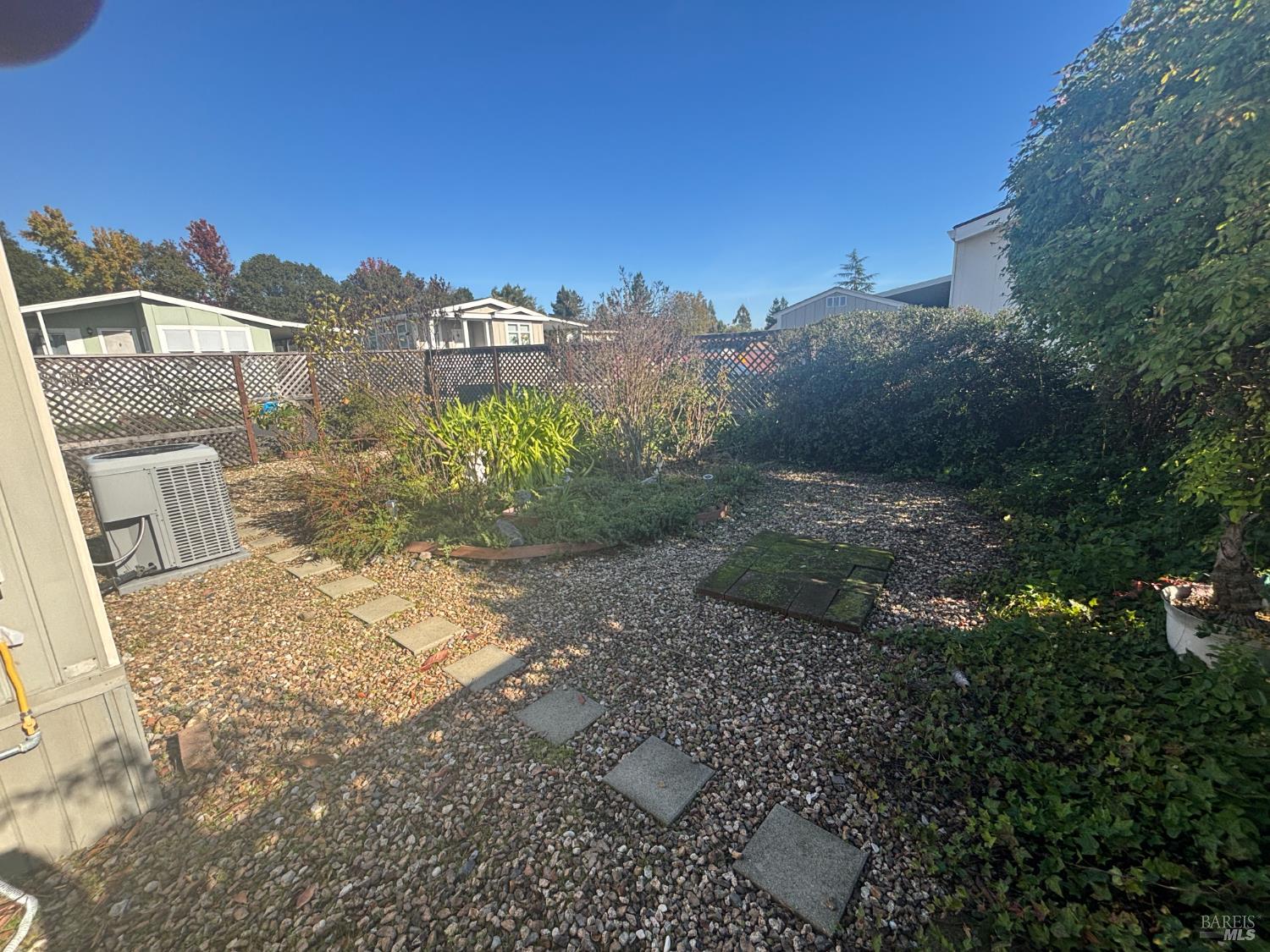 Detail Gallery Image 4 of 9 For 52 Somerset Dr, Santa Rosa,  CA 95401 - 2 Beds | 2 Baths