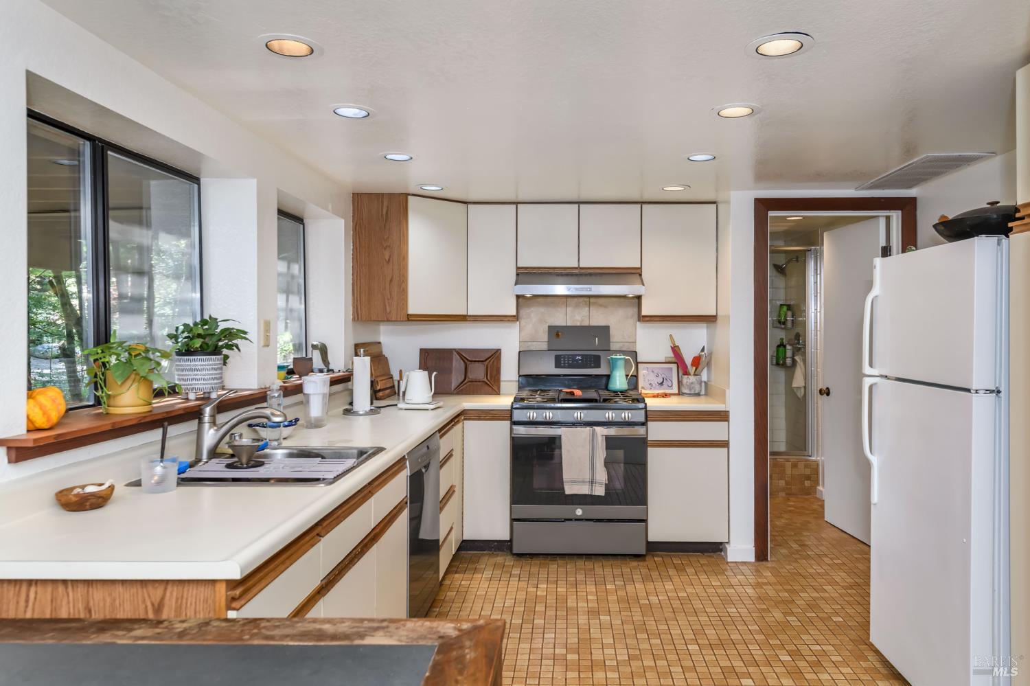 Detail Gallery Image 27 of 29 For 544 Cascade Dr, Mill Valley,  CA 94941 - 4 Beds | 2 Baths