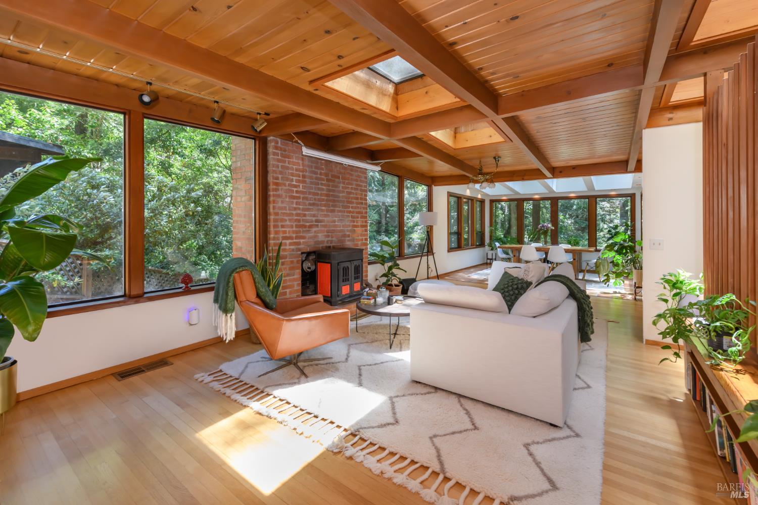 Detail Gallery Image 9 of 29 For 544 Cascade Dr, Mill Valley,  CA 94941 - 4 Beds | 2 Baths