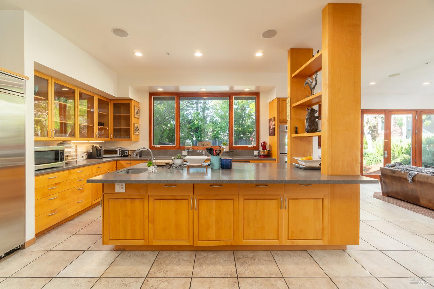 Detail Gallery Image 8 of 51 For 8 Circle Rd, San Rafael,  CA 94903 - – Beds | – Baths