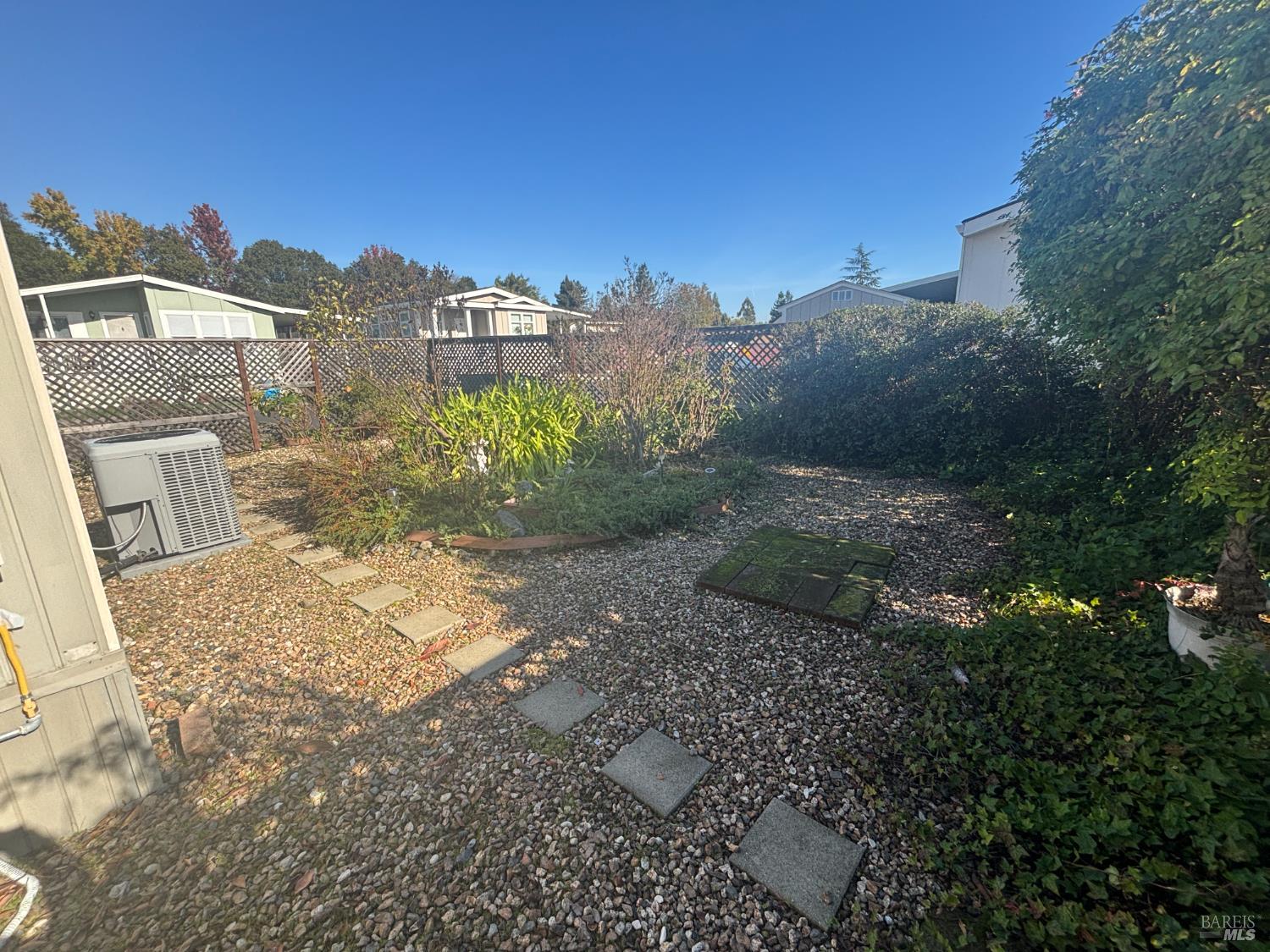 Detail Gallery Image 5 of 9 For 52 Somerset Dr, Santa Rosa,  CA 95401 - 2 Beds | 2 Baths