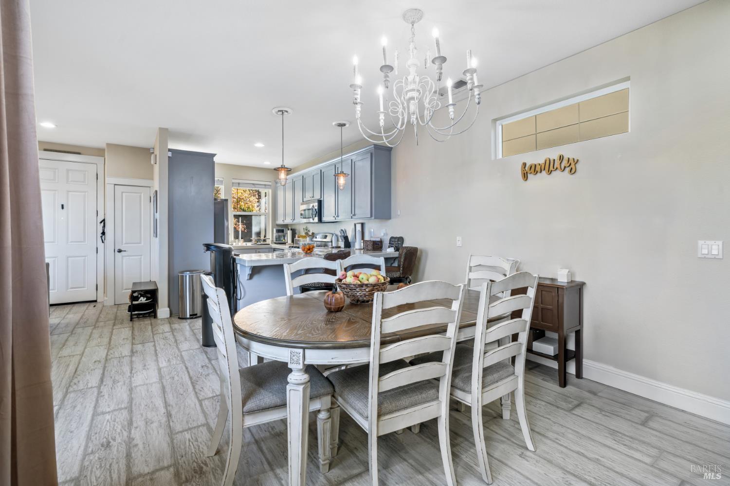 Detail Gallery Image 8 of 27 For 2409 Van Patter Dr, Santa Rosa,  CA 95403 - 3 Beds | 2/1 Baths