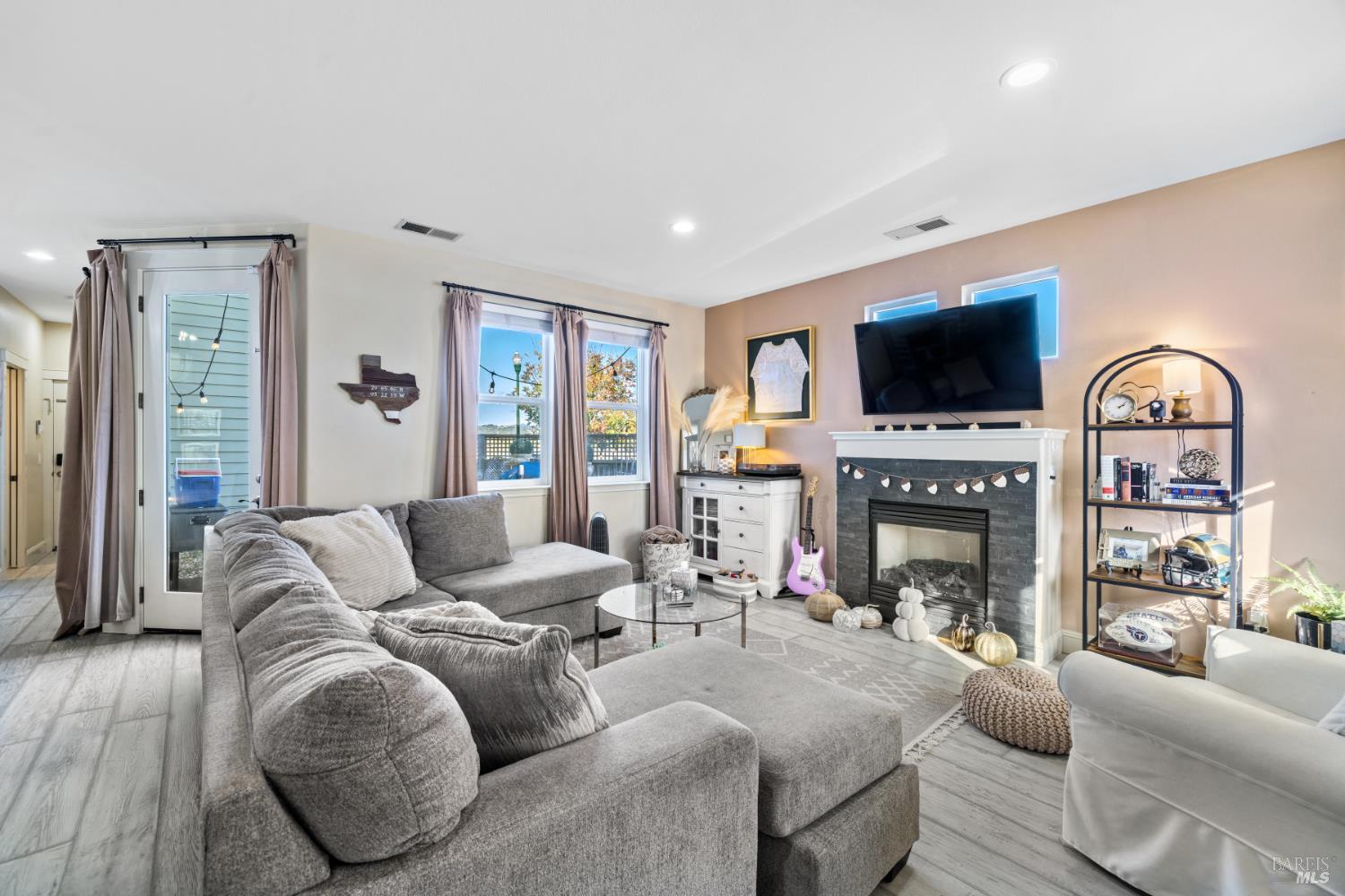 Detail Gallery Image 5 of 27 For 2409 Van Patter Dr, Santa Rosa,  CA 95403 - 3 Beds | 2/1 Baths