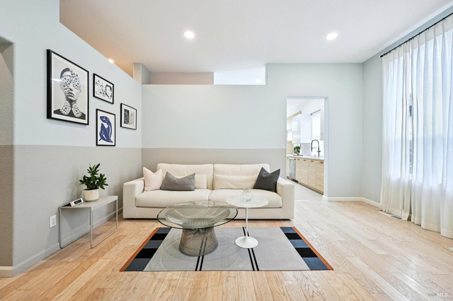 Detail Gallery Image 8 of 38 For 5509 Rainbow Cir, Santa Rosa,  CA 95409 - 3 Beds | 2 Baths