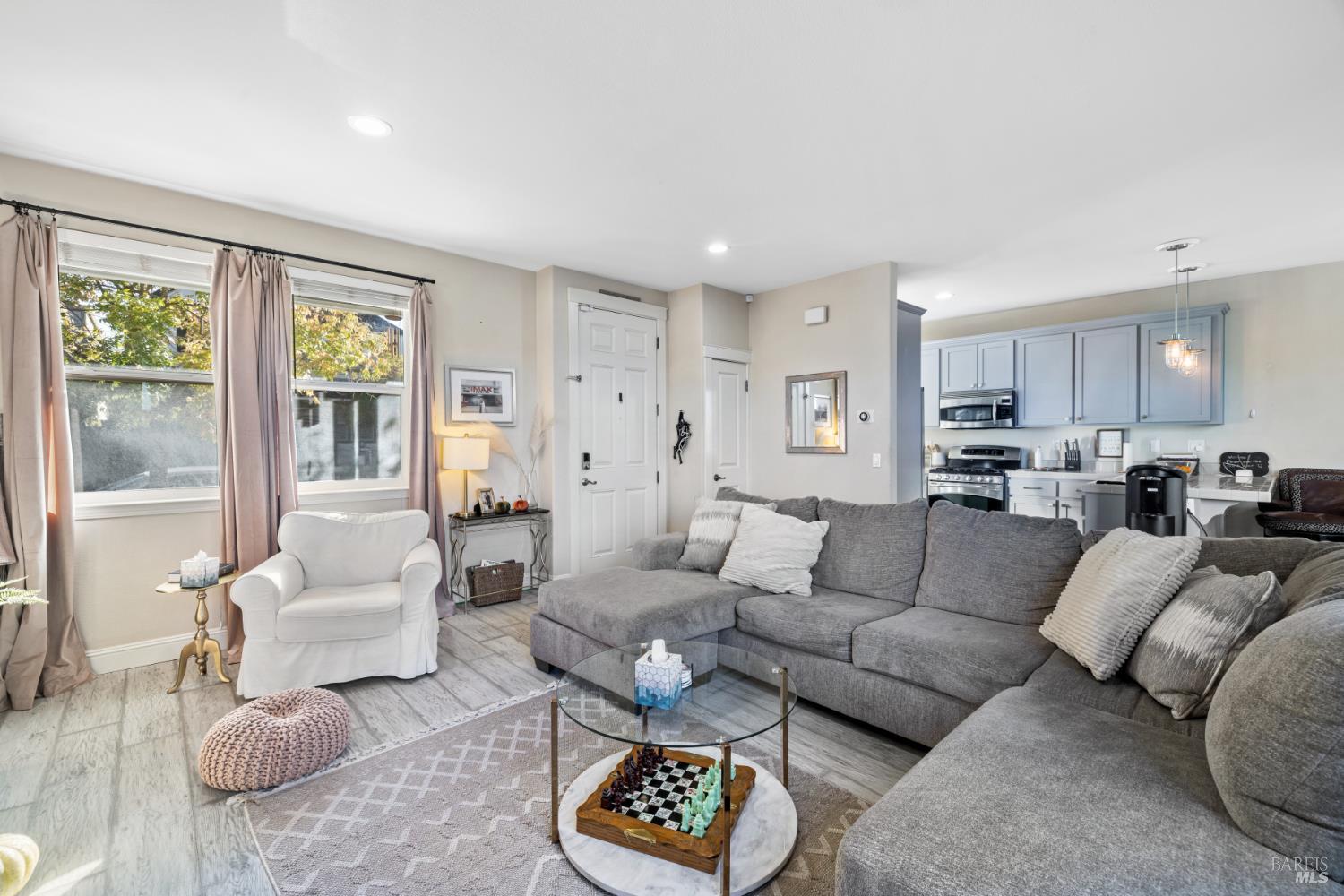 Detail Gallery Image 6 of 27 For 2409 Van Patter Dr, Santa Rosa,  CA 95403 - 3 Beds | 2/1 Baths