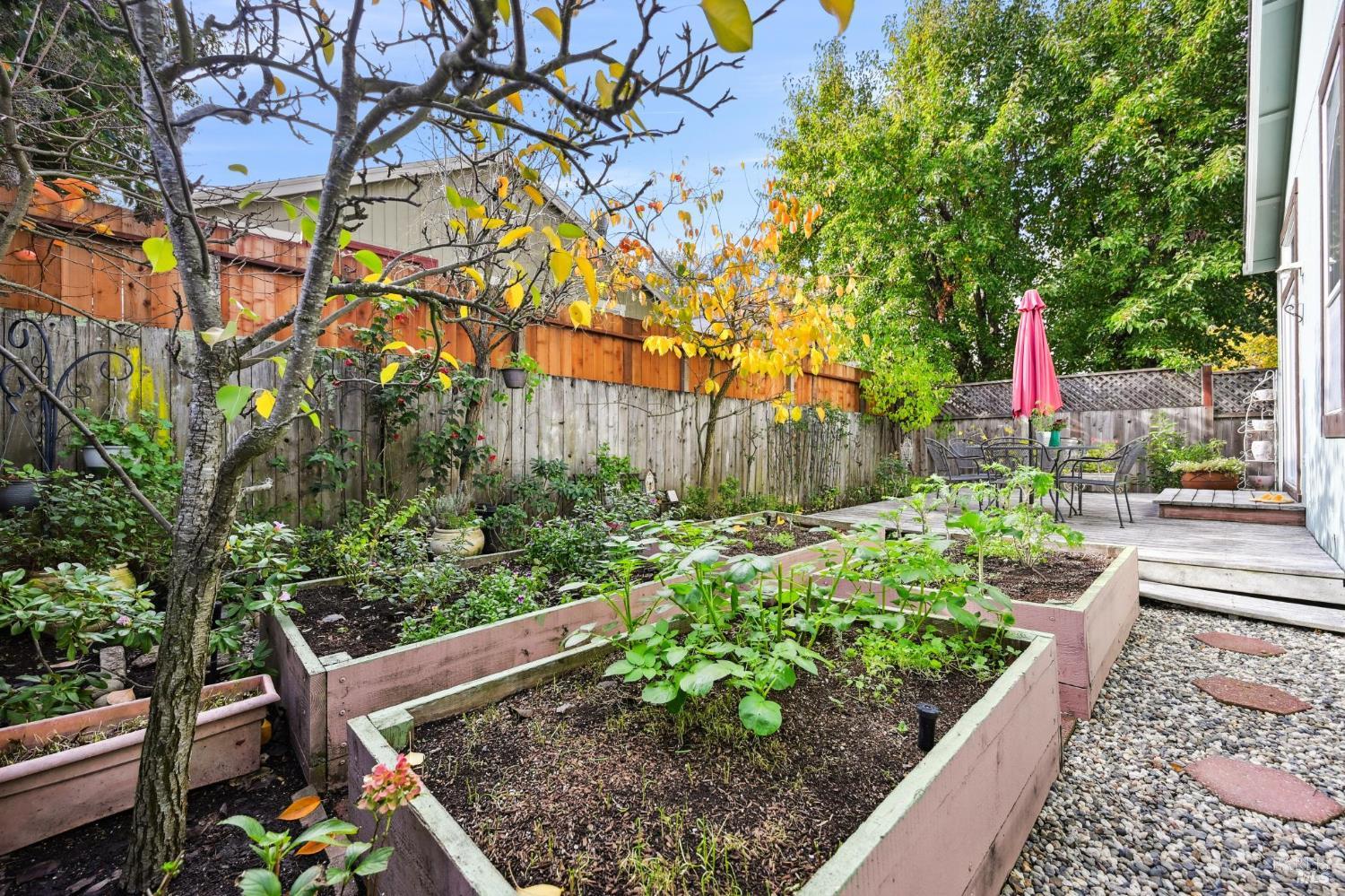 Detail Gallery Image 2 of 38 For 5509 Rainbow Cir, Santa Rosa,  CA 95409 - 3 Beds | 2 Baths