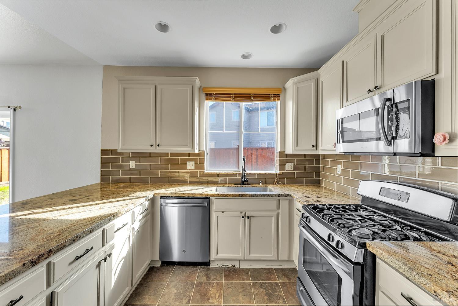 Detail Gallery Image 11 of 28 For 1571 Tommy Ln, Fairfield,  CA 94533 - 4 Beds | 2/1 Baths