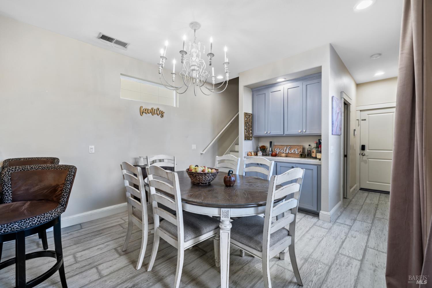 Detail Gallery Image 9 of 27 For 2409 Van Patter Dr, Santa Rosa,  CA 95403 - 3 Beds | 2/1 Baths