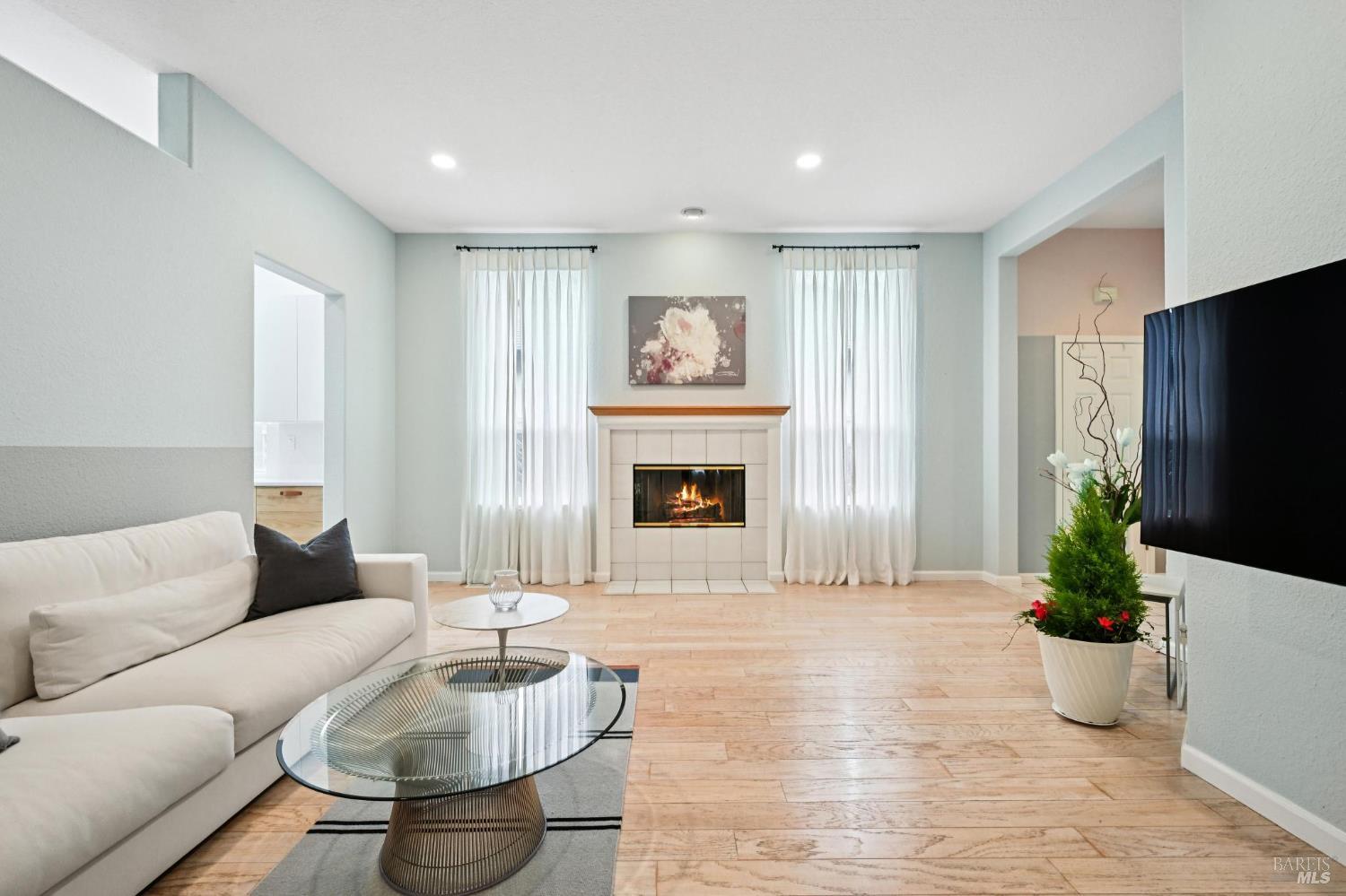 Detail Gallery Image 3 of 38 For 5509 Rainbow Cir, Santa Rosa,  CA 95409 - 3 Beds | 2 Baths