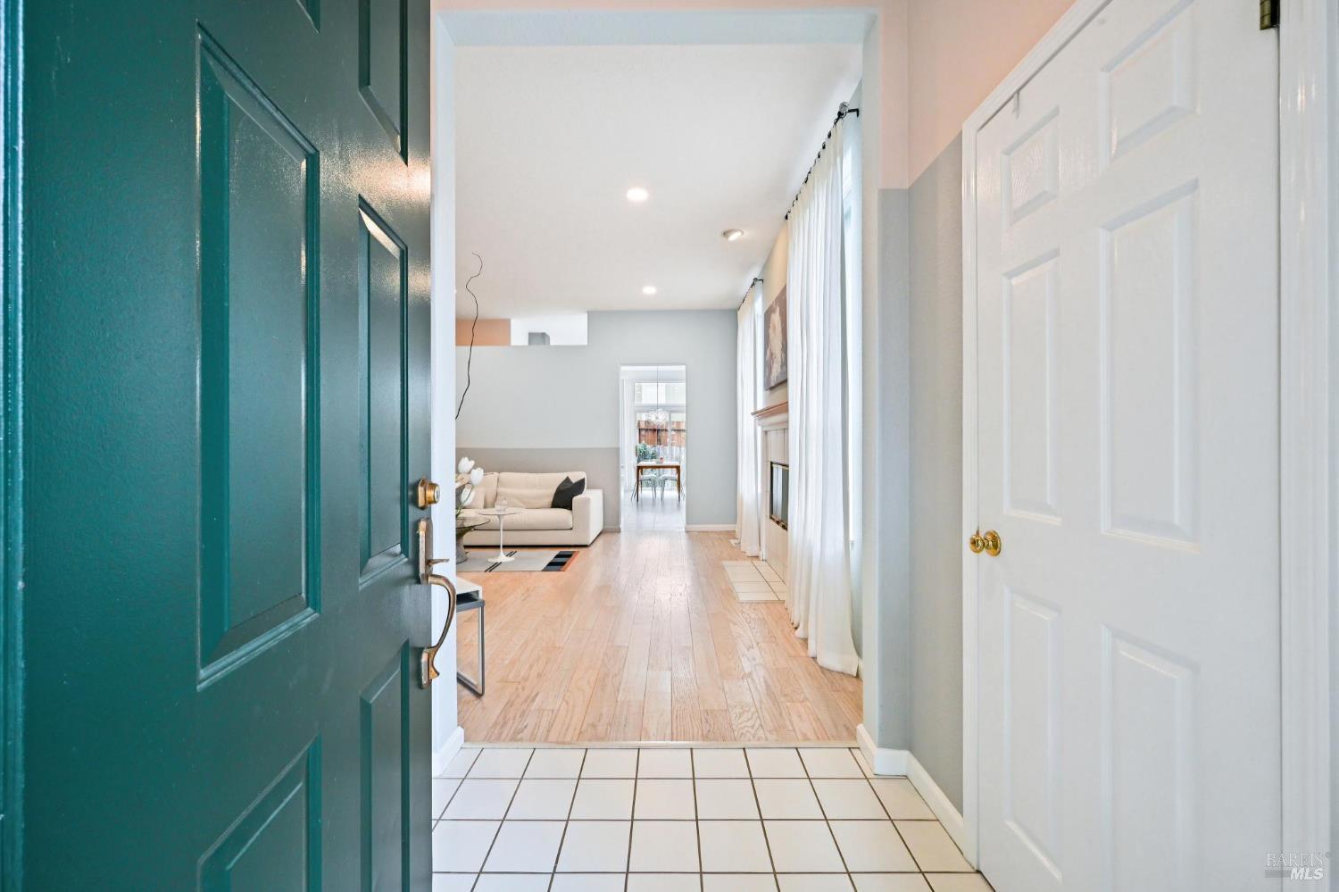 Detail Gallery Image 6 of 38 For 5509 Rainbow Cir, Santa Rosa,  CA 95409 - 3 Beds | 2 Baths