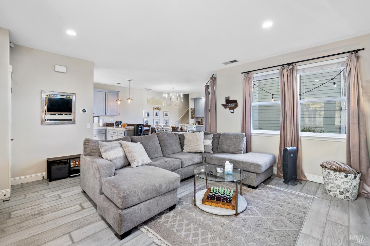 Detail Gallery Image 7 of 27 For 2409 Van Patter Dr, Santa Rosa,  CA 95403 - 3 Beds | 2/1 Baths