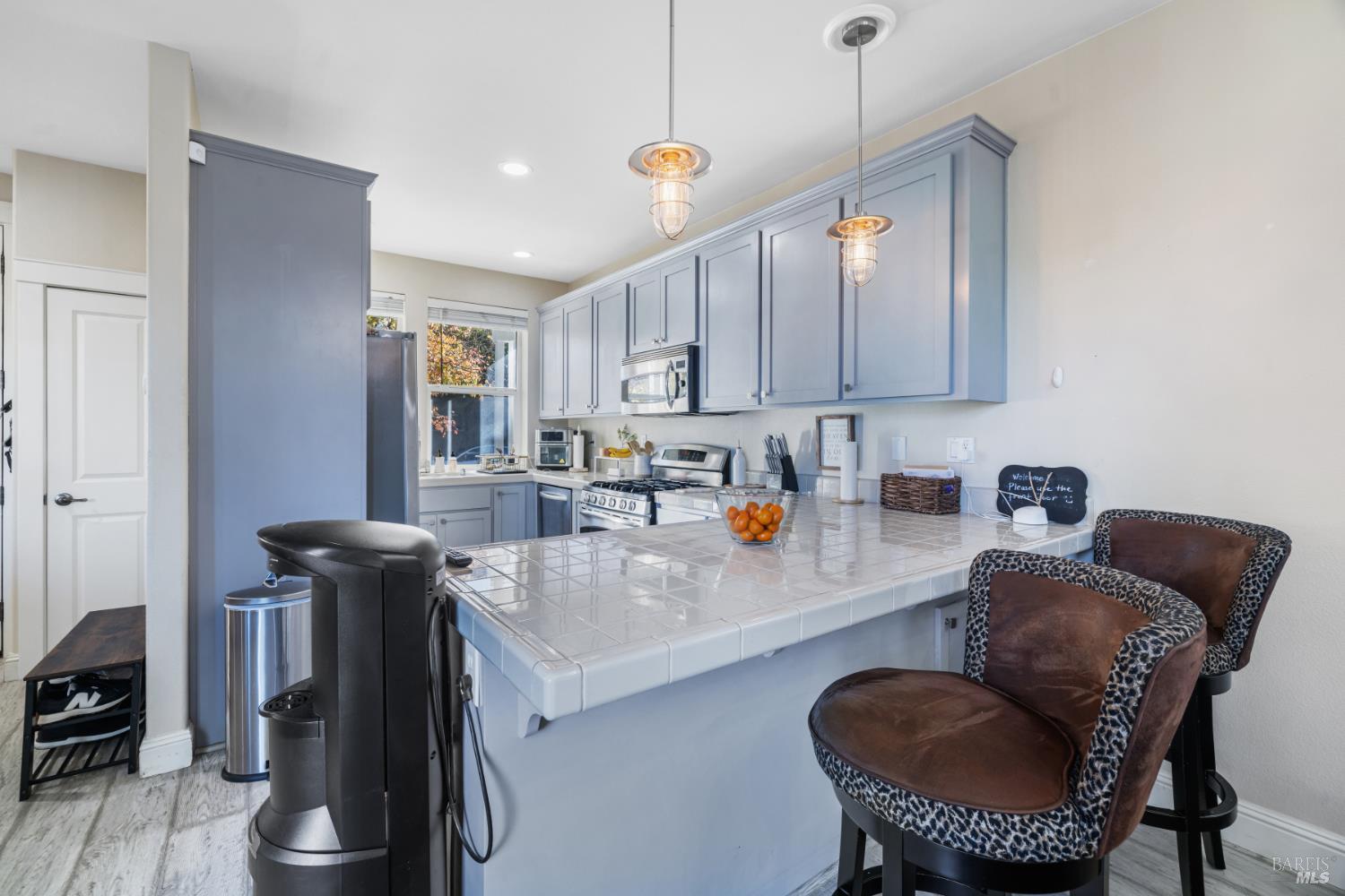 Detail Gallery Image 4 of 27 For 2409 Van Patter Dr, Santa Rosa,  CA 95403 - 3 Beds | 2/1 Baths