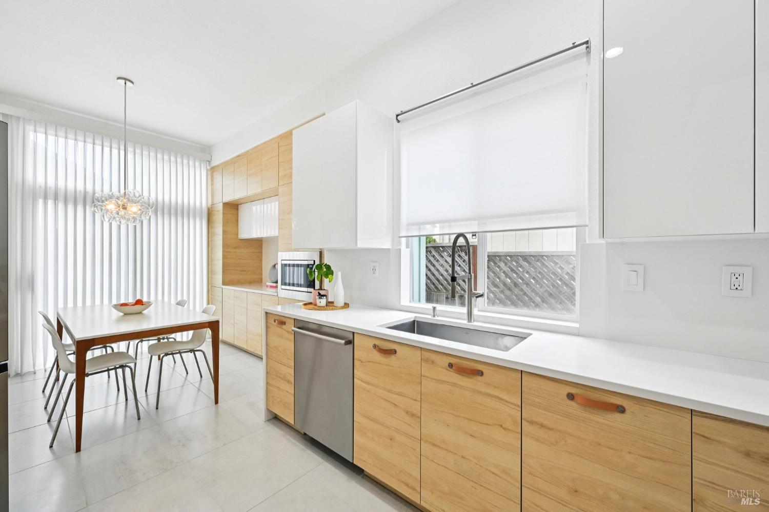 Detail Gallery Image 4 of 38 For 5509 Rainbow Cir, Santa Rosa,  CA 95409 - 3 Beds | 2 Baths